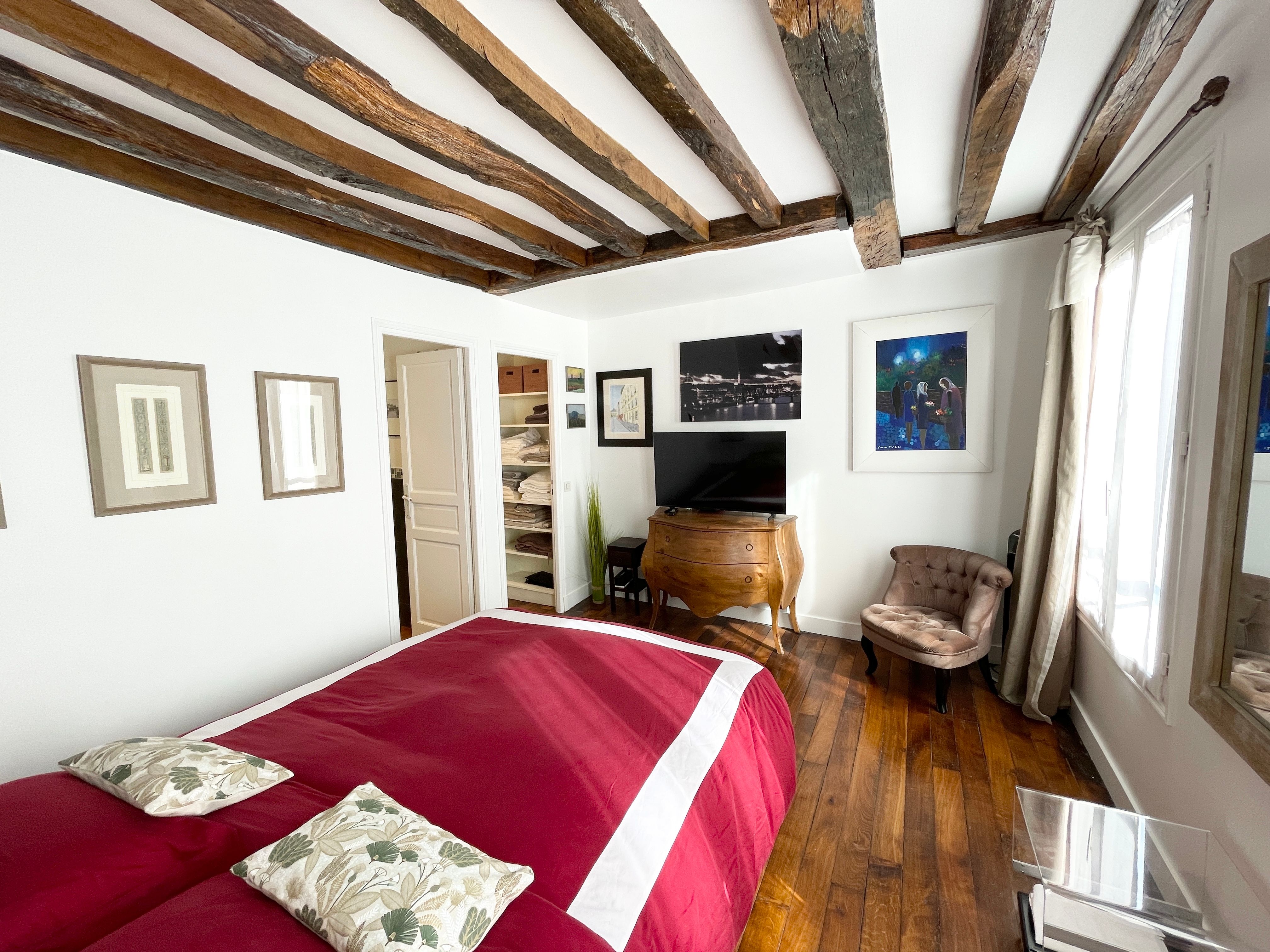 Location Elegant 2-Bedroom Apartment in a Prime Location close to Place des Vosges (loyer