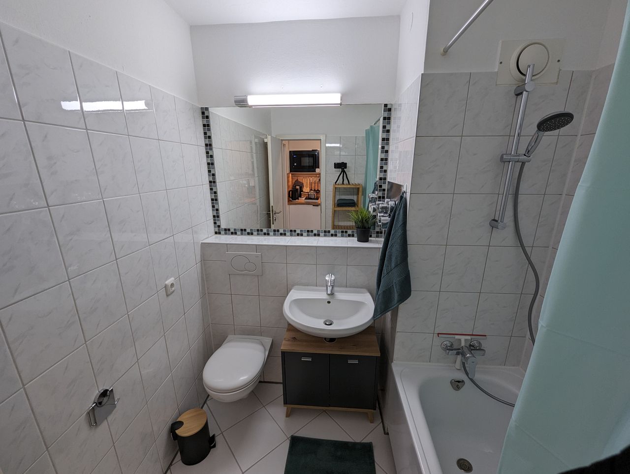 Stylish 25th Floor Flat with Panoramic Views & Prime Ehrenfeld Location