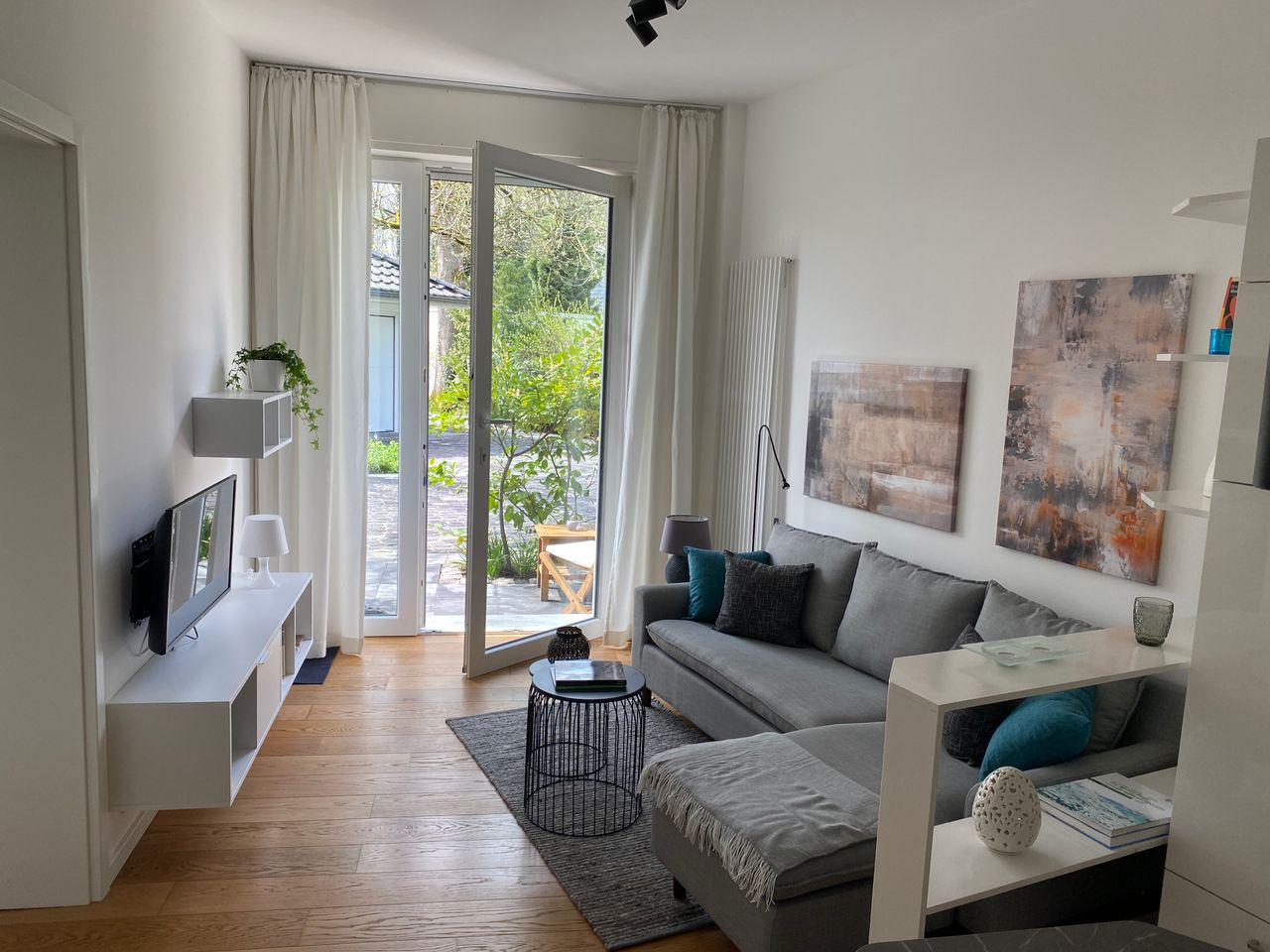 Freshly renovated two-room flat on villa plot, new furniture, 20 minutes from Düsseldorf and Essen