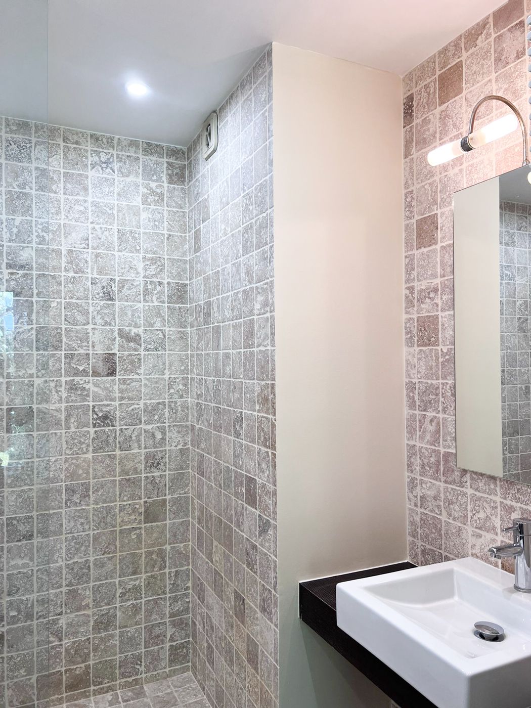 Location Spacieux 4/5 pieces, dernier etage, au coeur du Vieux Chatillon. (loyer tout inc