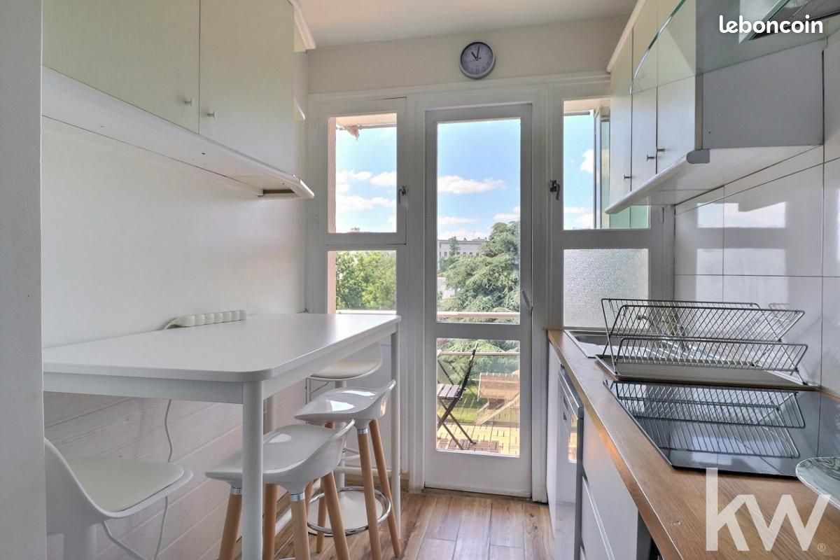 Location T5 -3 chambres - 10 couchages - centre ville  avec parkings -cave - gardien (loy
