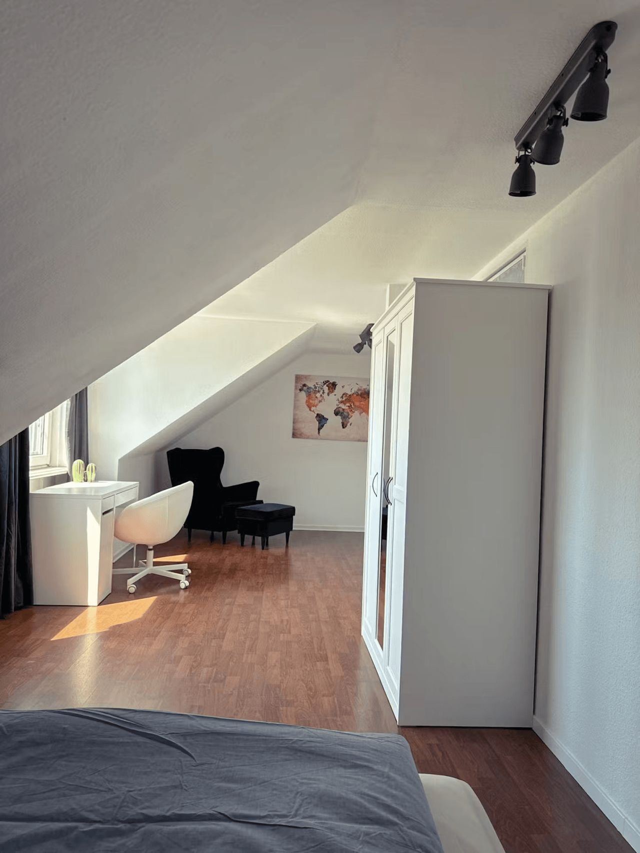 Stylish 3-Bedroom Apartment in Central Düsseldorf