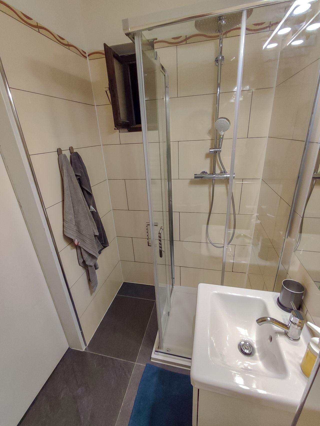 Cozy Studio Apartment with balcony & Wifi