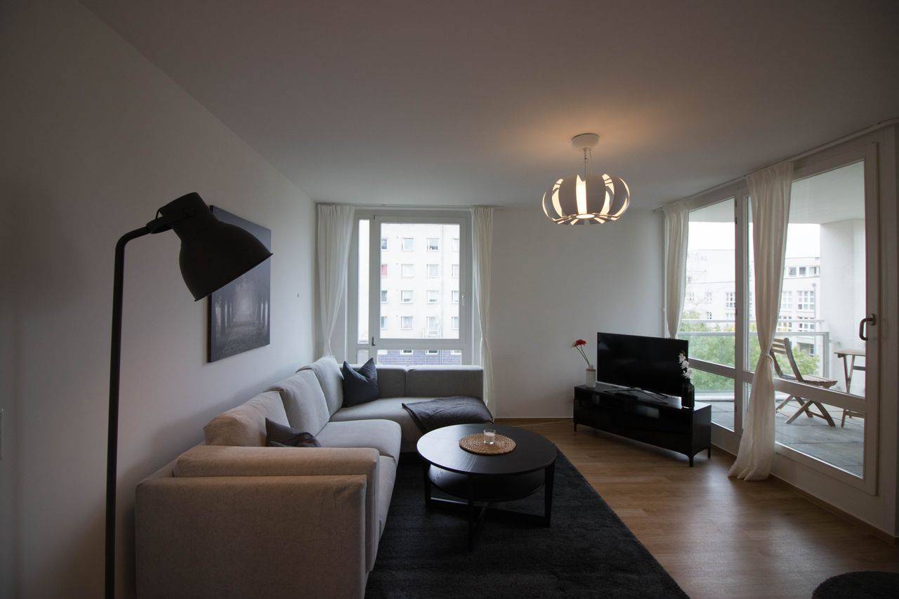 Central and modern: 4-room apartment at Checkpoint Charlie