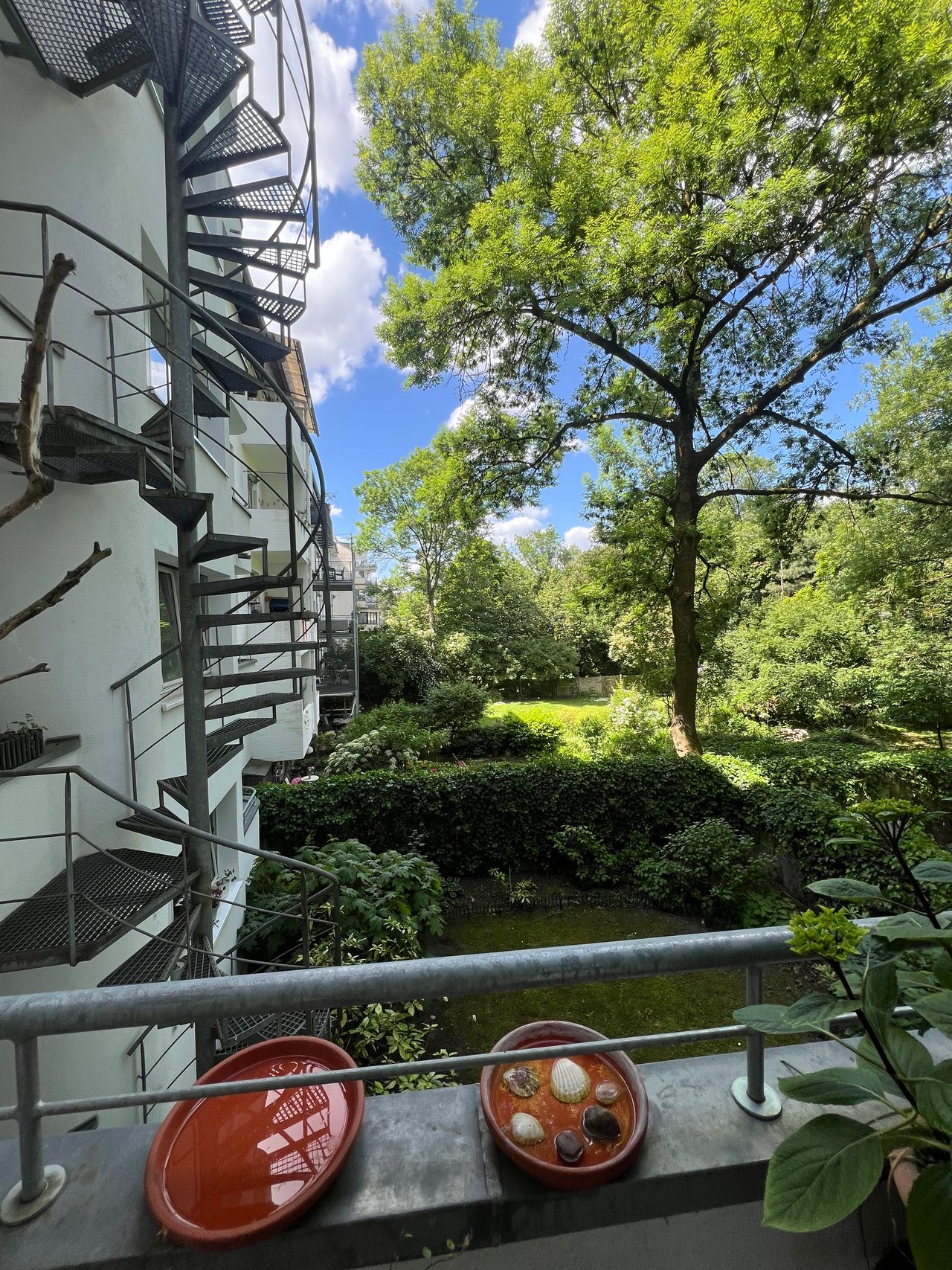 First occupancy after renovation in 08/2025: cozy and fully furnished and equipped 2-room apartment in the popular Düsseldorf-Bilk district near the Medienhafen.