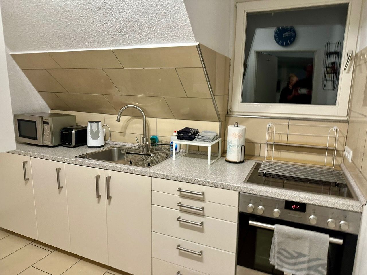 Stylish Modern 2-Bedroom Apartment in Cologne-Junkersdorf - Centrally Located