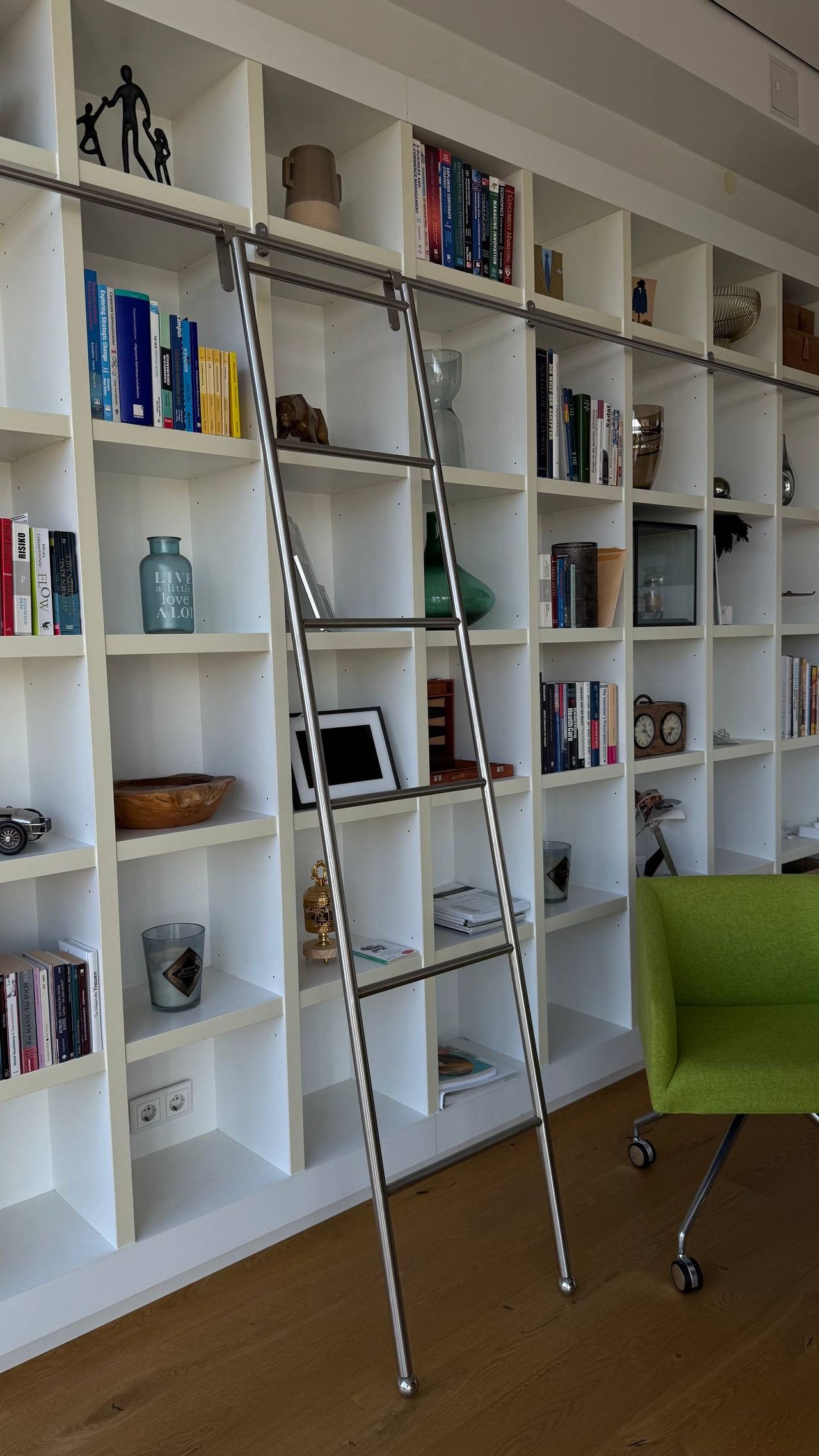 Exclusive, fully furnished 3-room penthouse in Cologne-Efferen - just 15 minutes from the city center