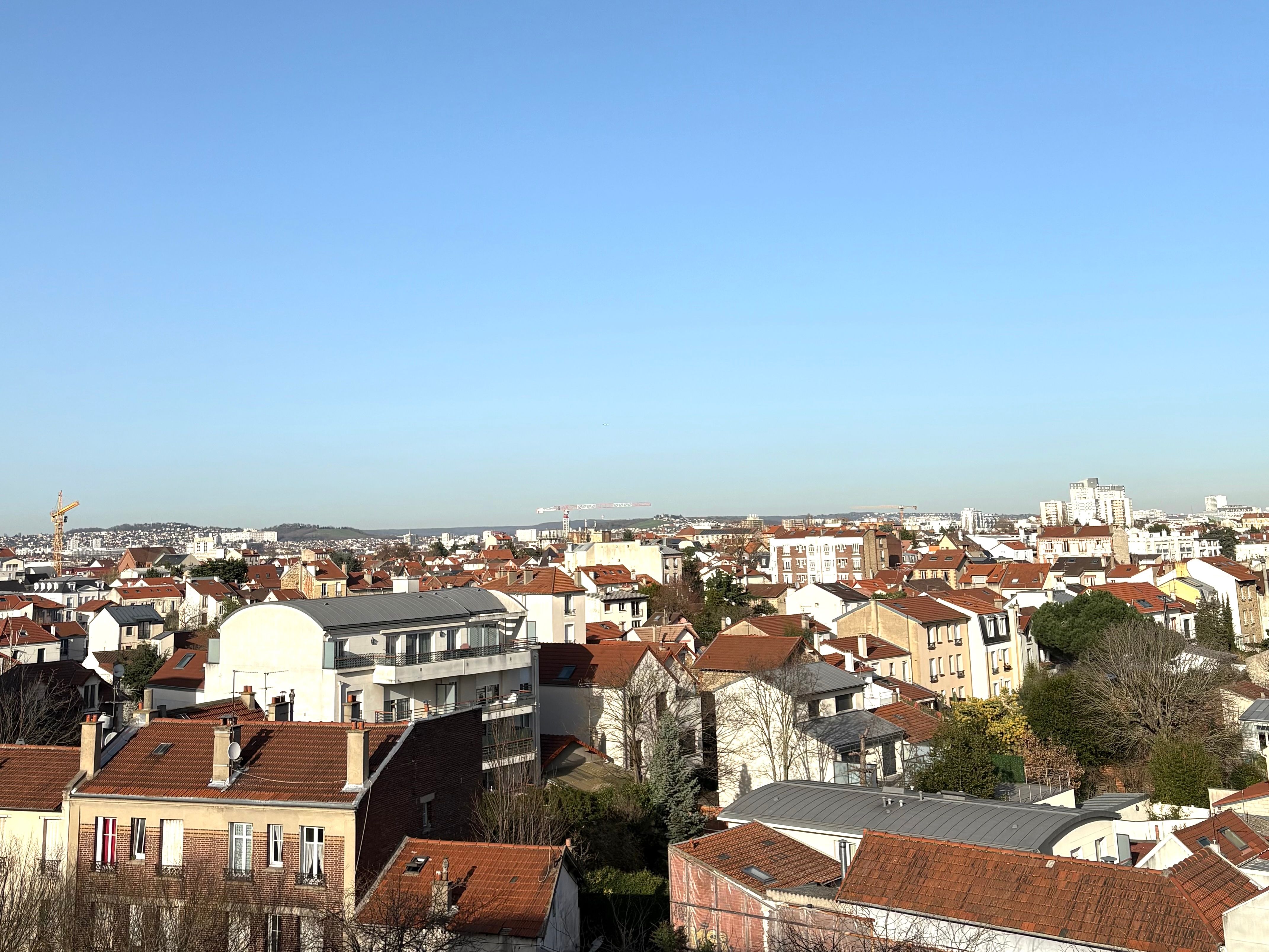 Location Appartement traversant au dernier étage avec terrasse et balcon – proximité de L