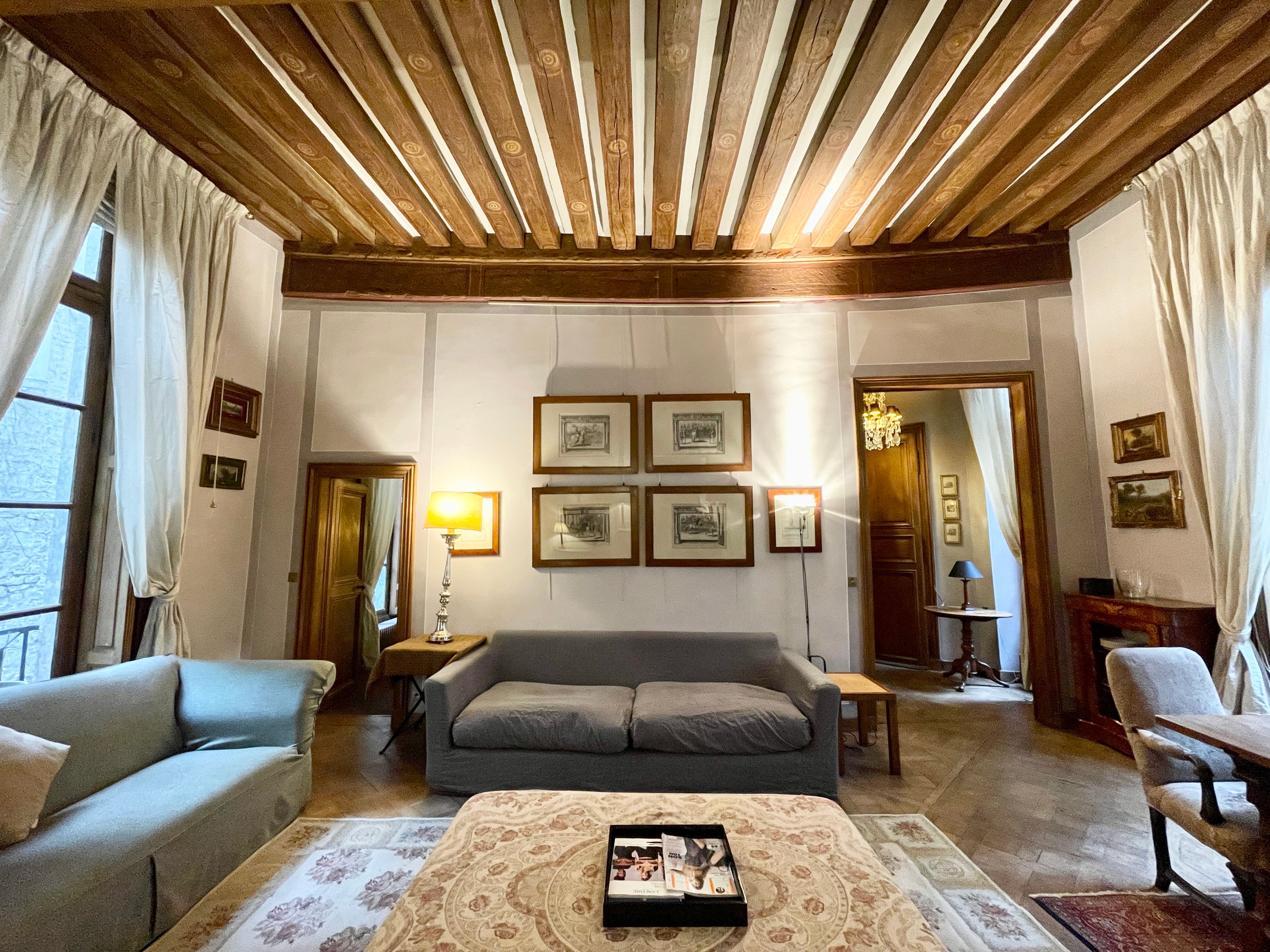 Location Prestigious Apartment in a Historic Building on the Famous Île Saint-Louis (loye