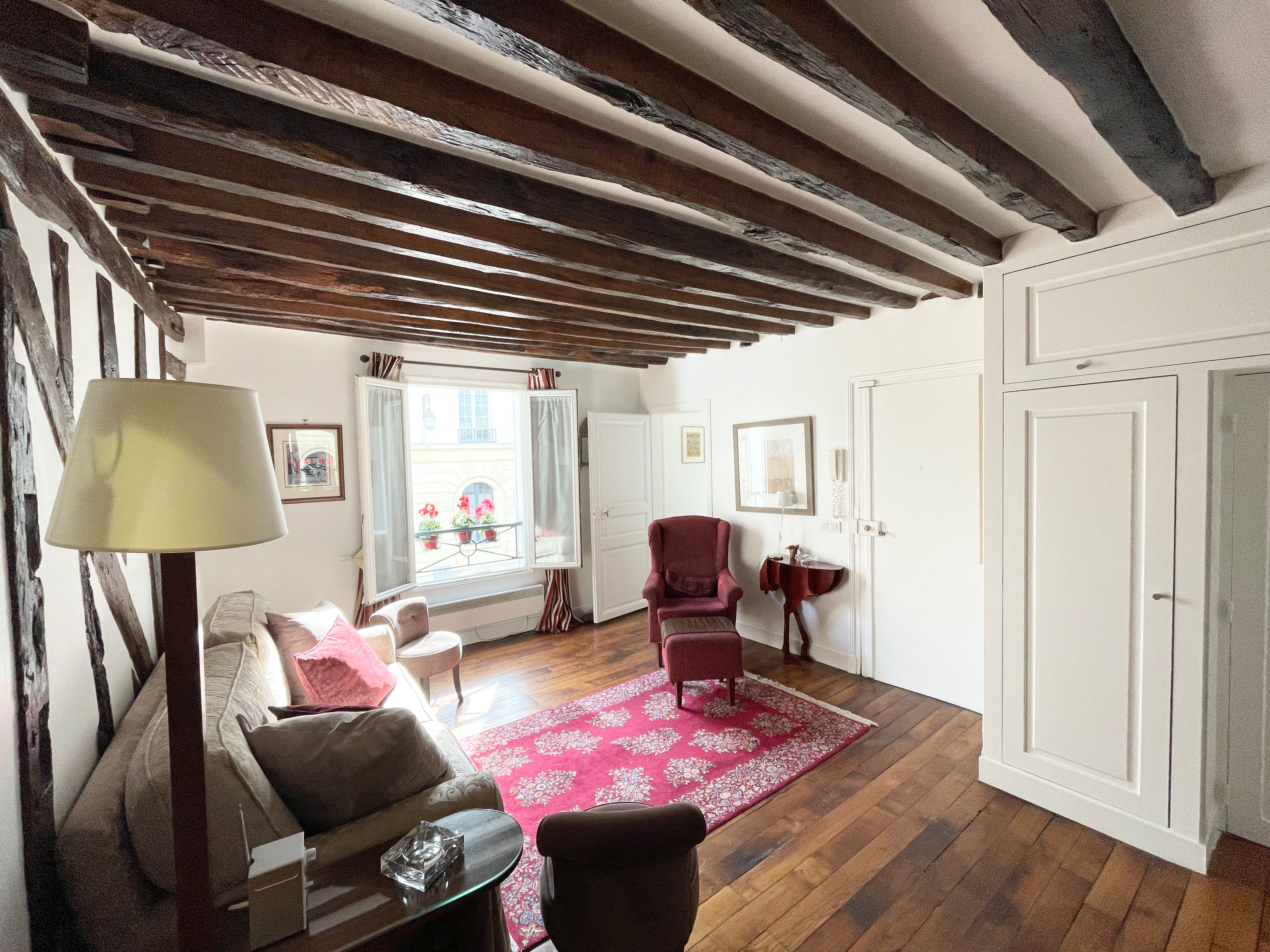 Location Elegant 2-Bedroom Apartment in a Prime Location close to Place des Vosges (loyer