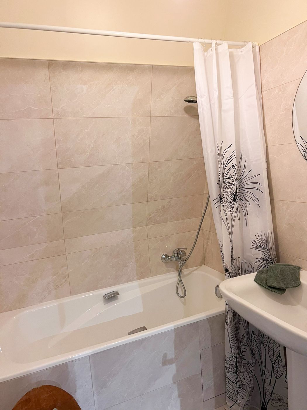Location Spacieux 4/5 pieces, dernier etage, au coeur du Vieux Chatillon. (loyer tout inc