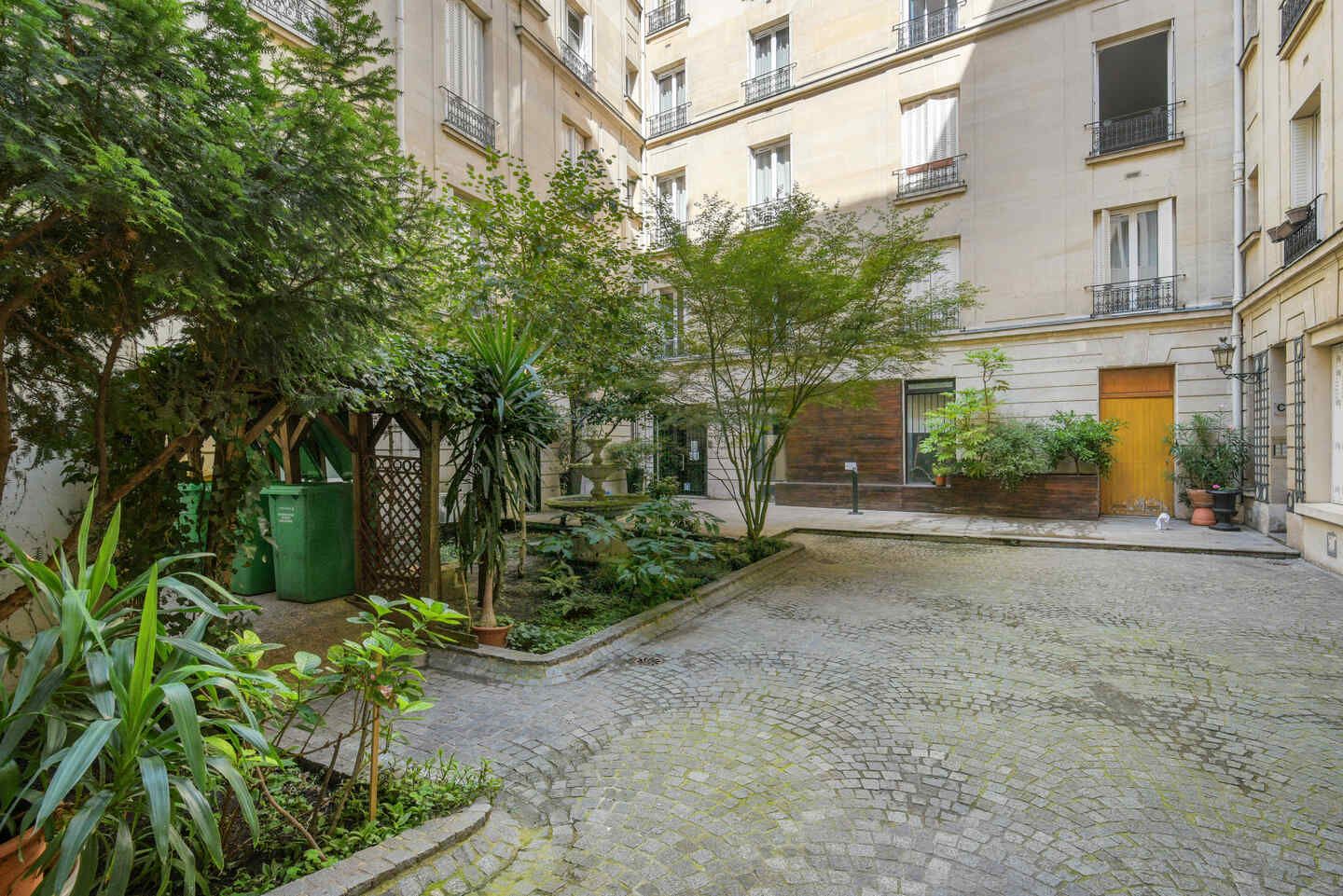Location ID 373 Champs Elysees / rue Marbeuf (loyer tout inclus)