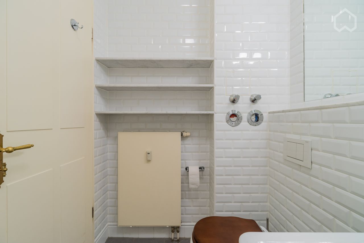 Light-flooded spacious apartment with large kitchen-cum-living-room, balcony & free standing bathub directly at the Weinbergspark in Berlin