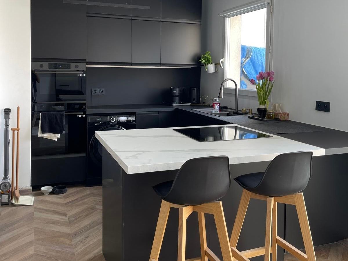 Location Appartement traversant au dernier étage avec terrasse et balcon – proximité de L