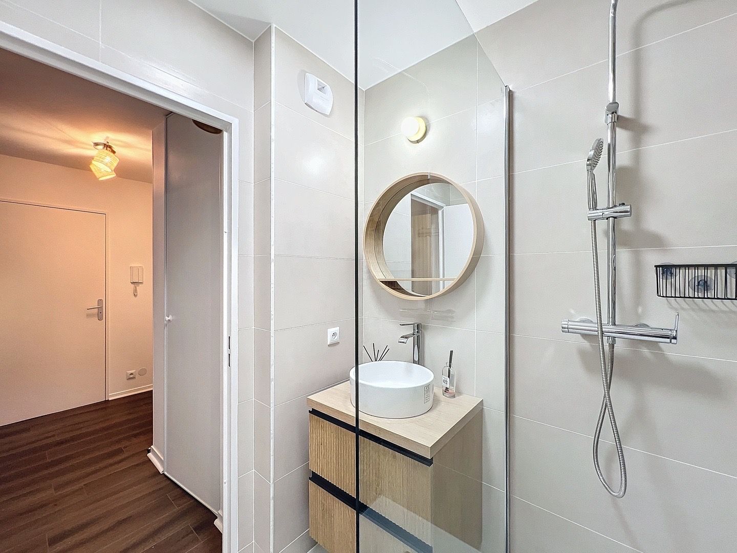 Location New renovated apartment just 1 min from train station RER Val D’Europe , free pa