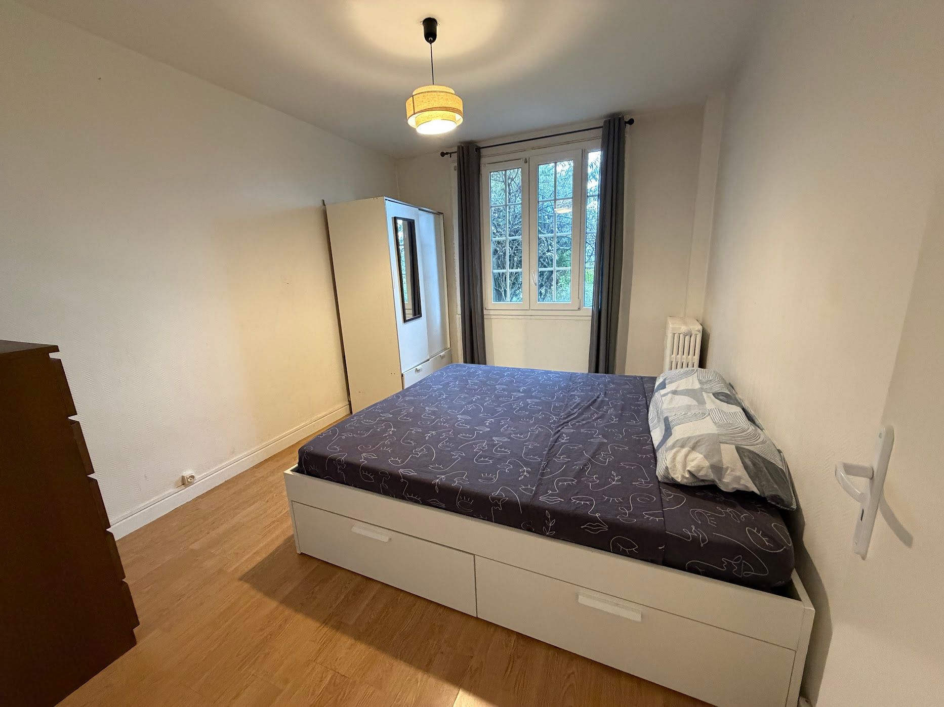 Location Chambre meublée pour fille en appartement avec jardin privé RER A (loyer tout in