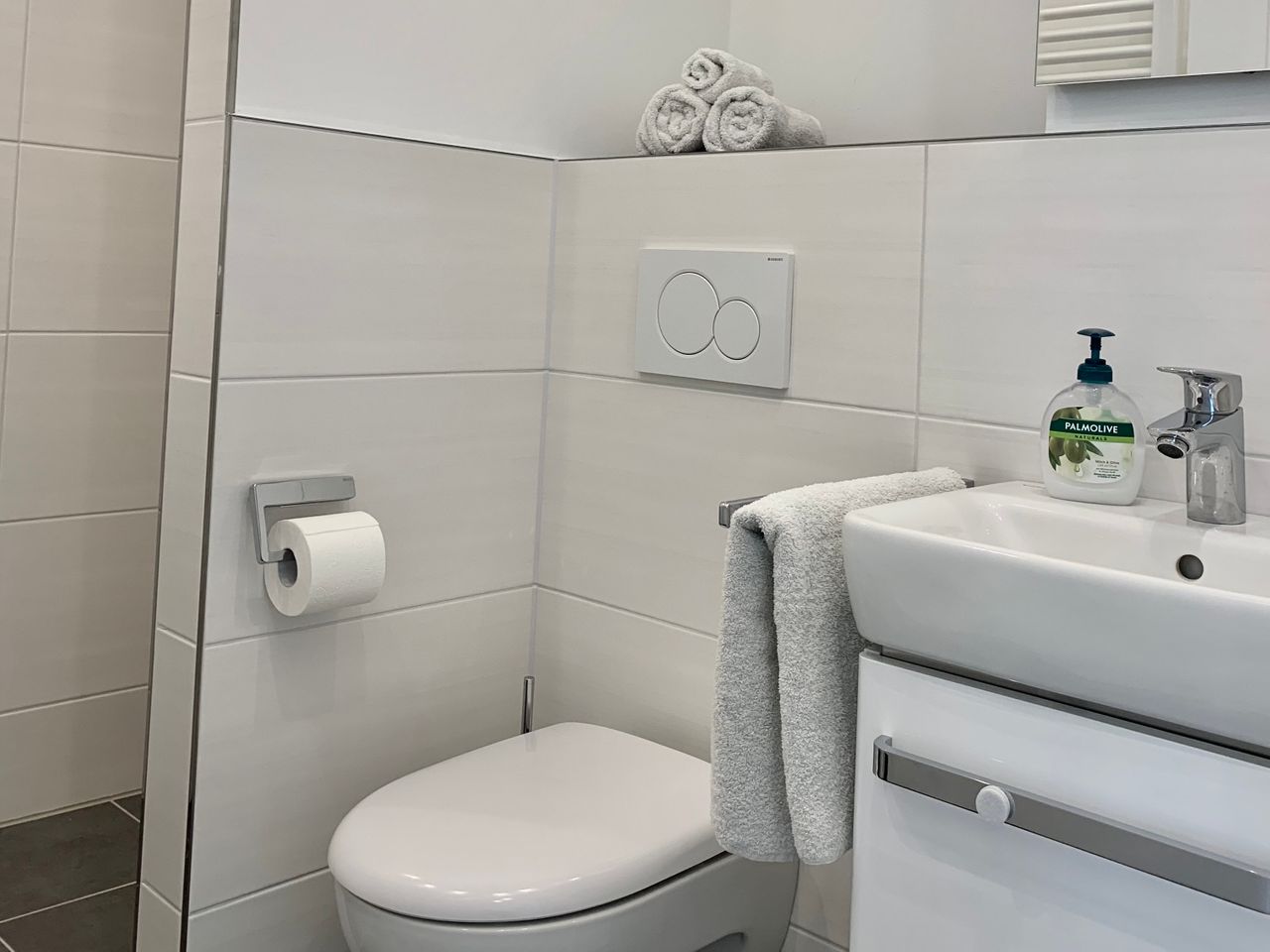 Sunny, furnished 2-bedroom with a great view