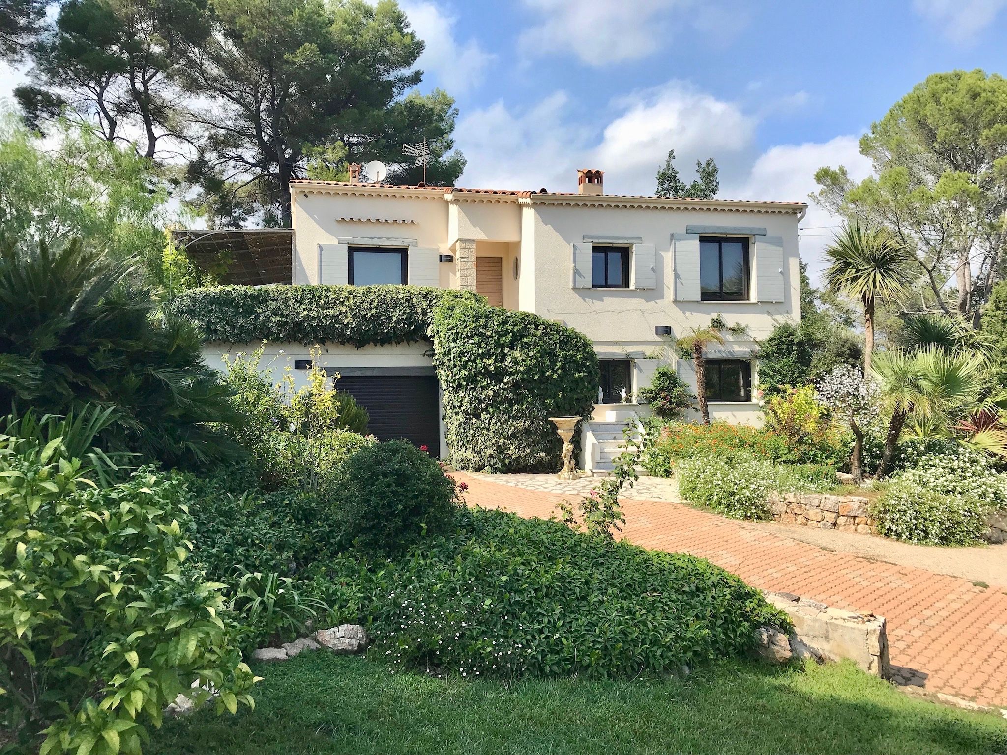 Location Villa avec piscine à proximité de Mougins School (loyer tout inclus)