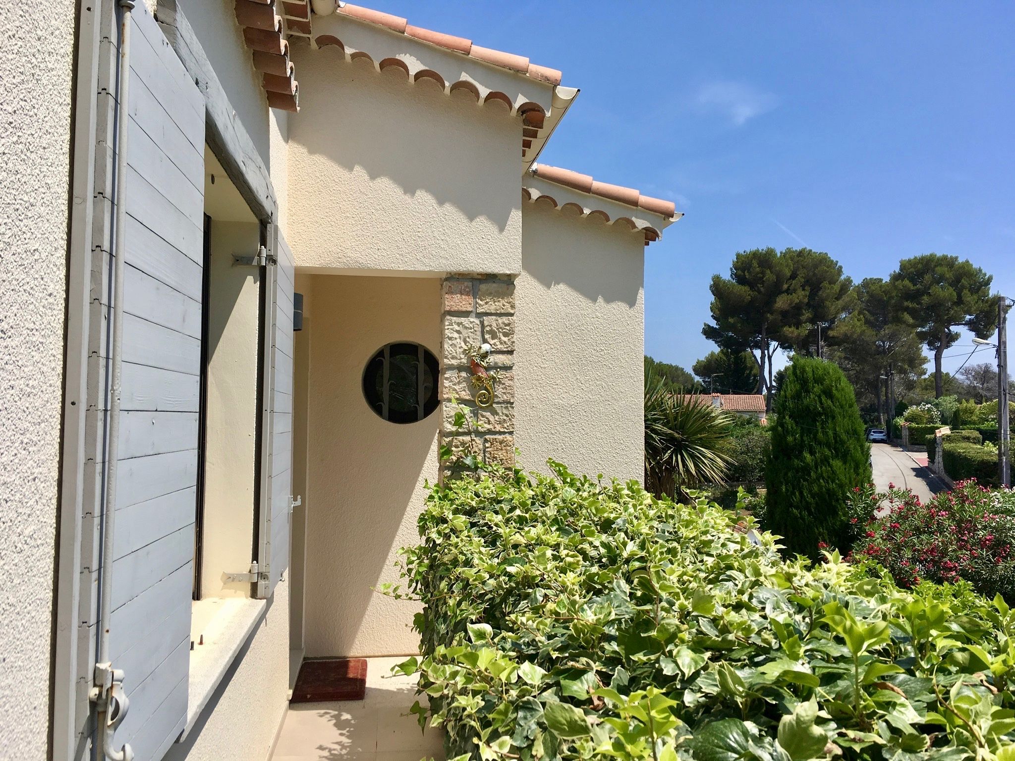 Location Villa avec piscine à proximité de Mougins School (loyer tout inclus)