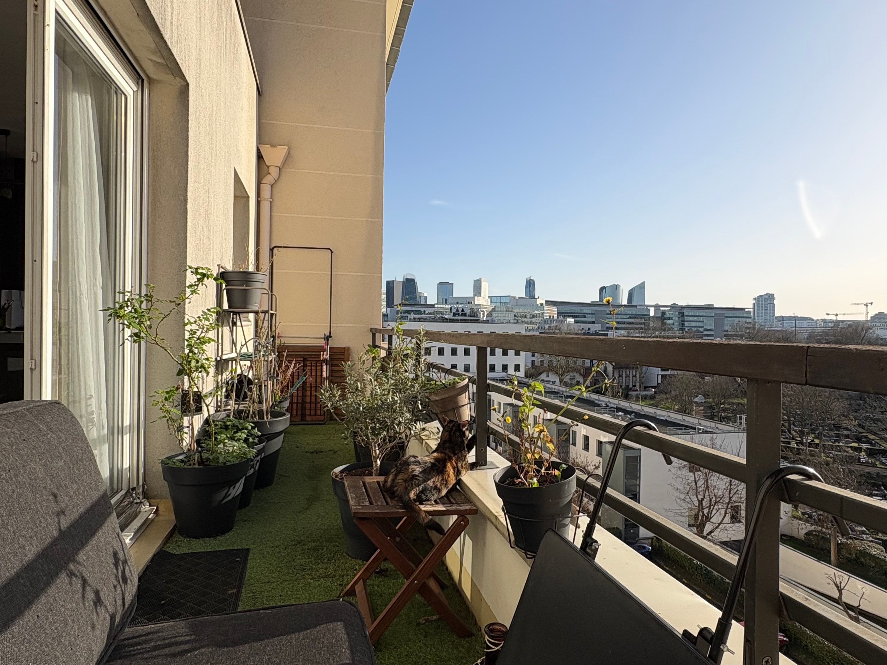 Location Appartement traversant au dernier étage avec terrasse et balcon – proximité de L