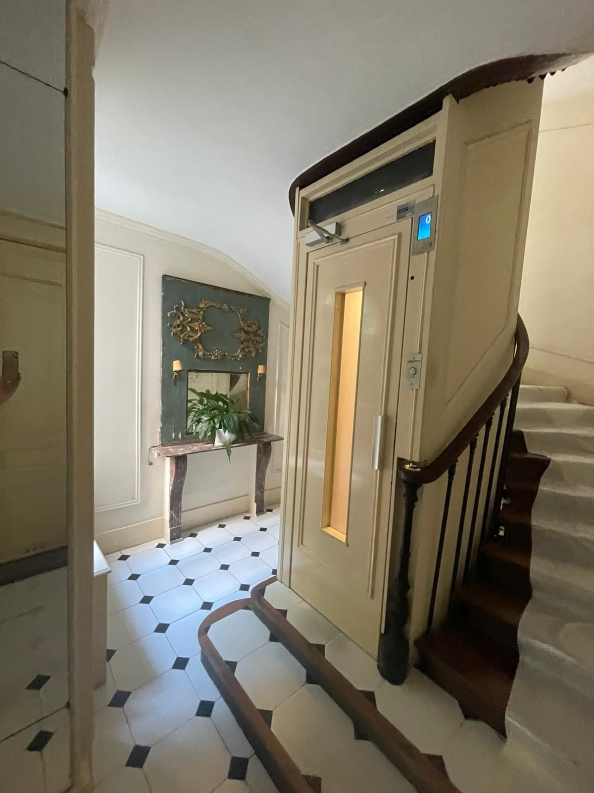 Location Appartement Élégant sur l’Iconique Rue de Verneuil, Paris 7 (loyer tout inclus)