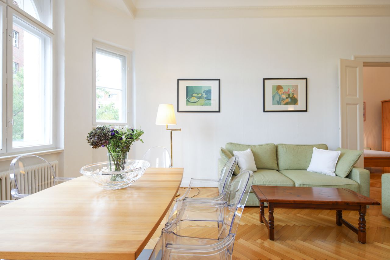 High-quality and well-maintained 3.5 room flat in an representative old building and perfect location near Savigniplatz