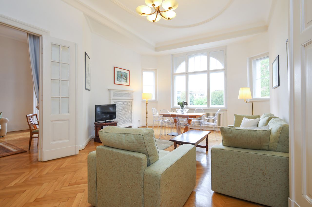 High-quality and well-maintained 3.5 room flat in an representative old building and perfect location near Savigniplatz