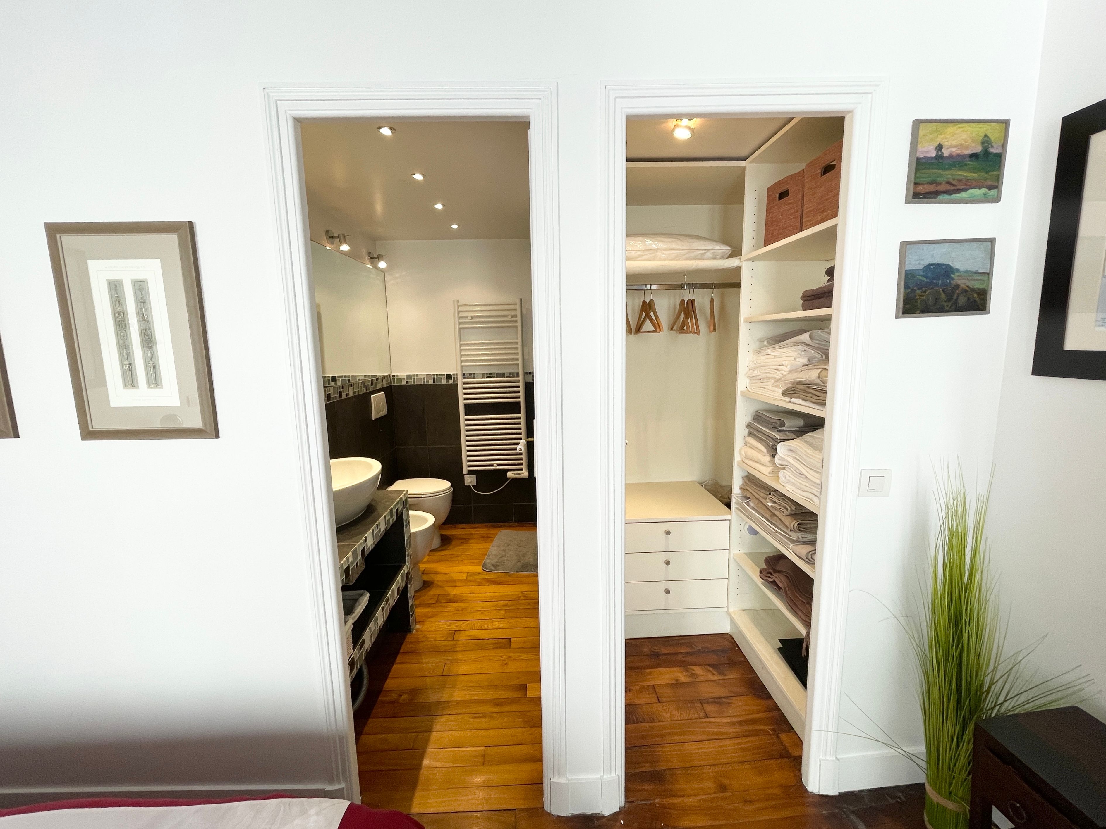 Location Elegant 2-Bedroom Apartment in a Prime Location close to Place des Vosges (loyer