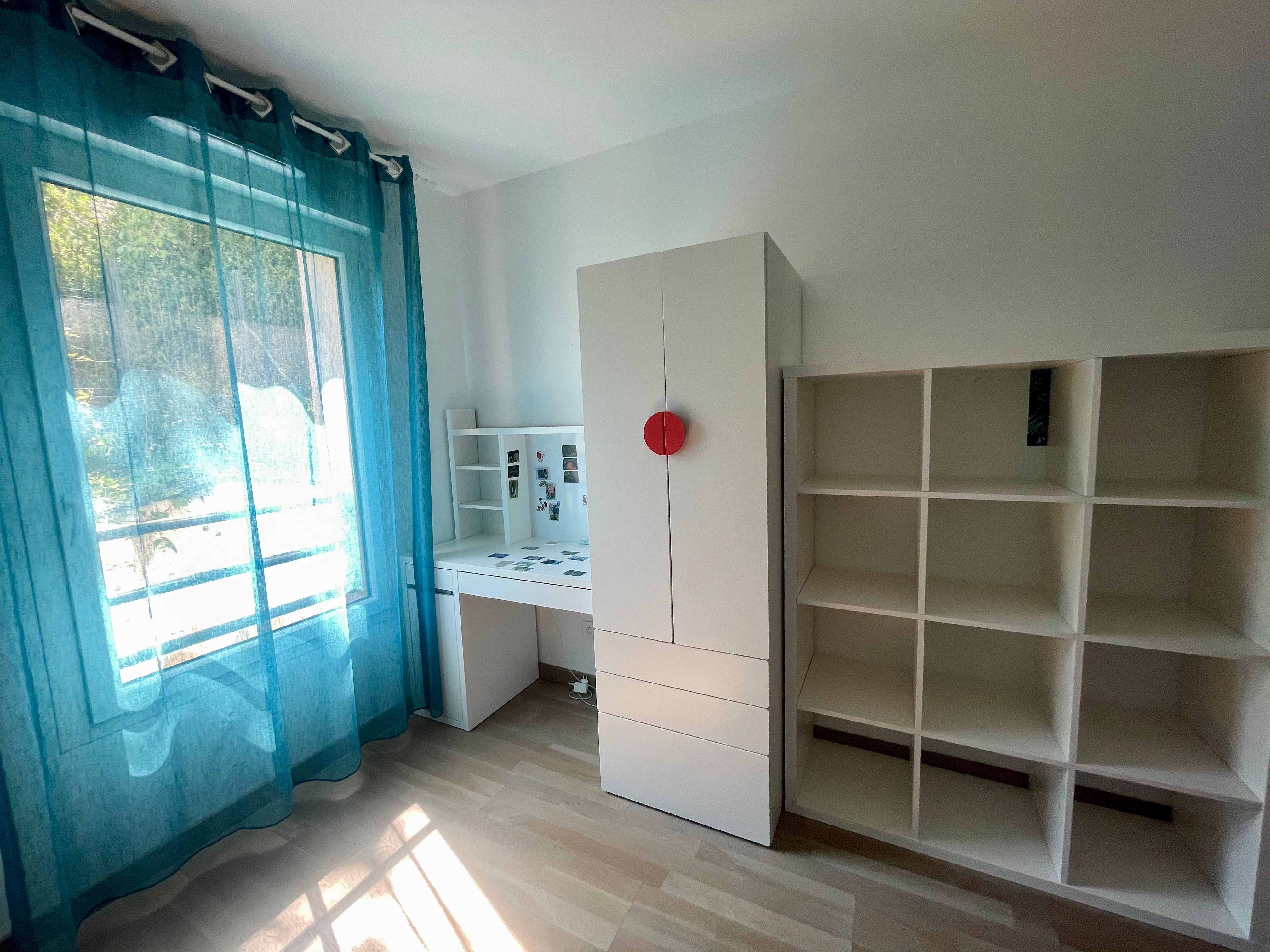 Location Spacieux appartement meublé de 3 chambres avec terrasse, jardin privé et 2 place