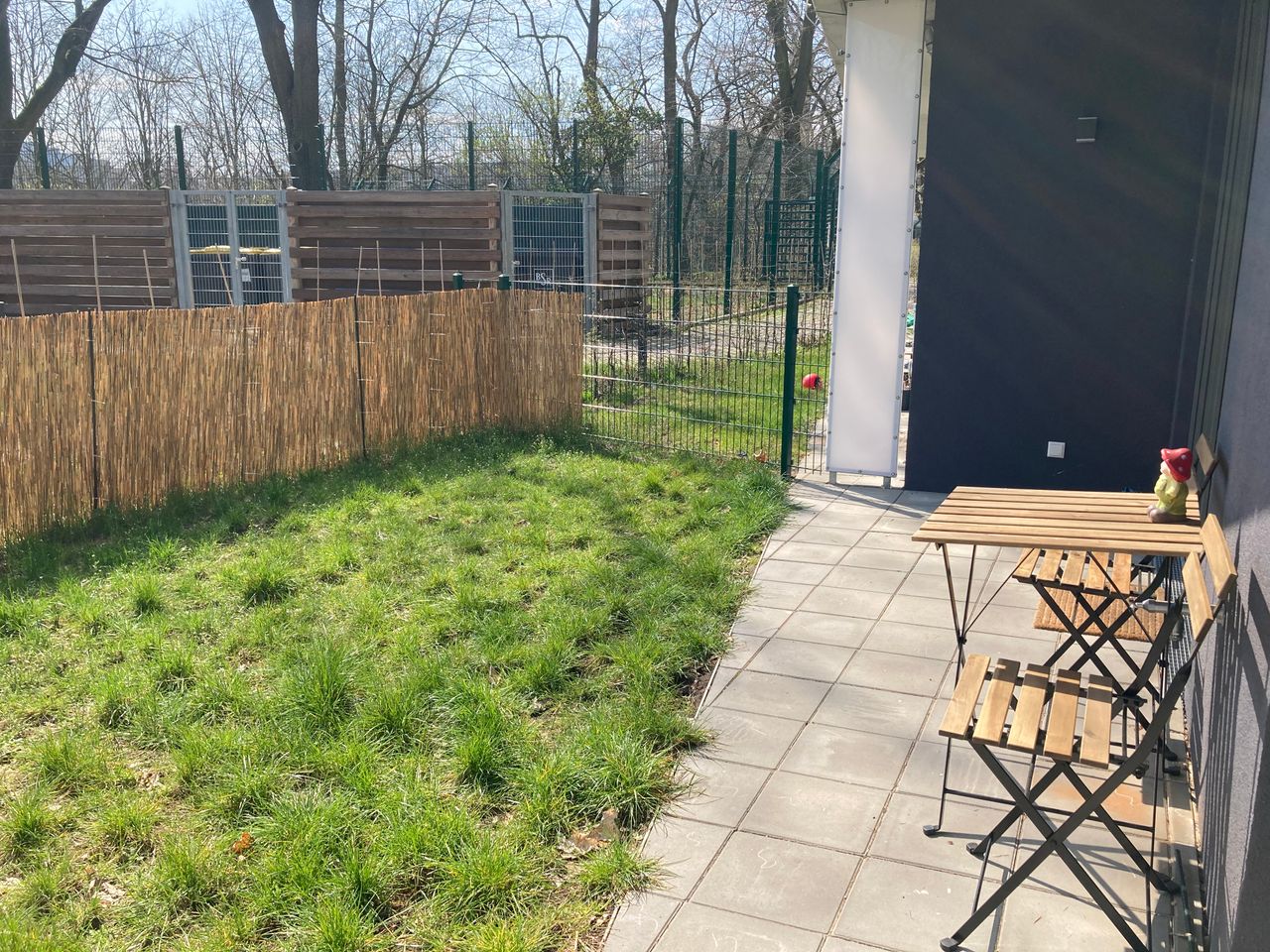 Quiet, modern apartment with garden