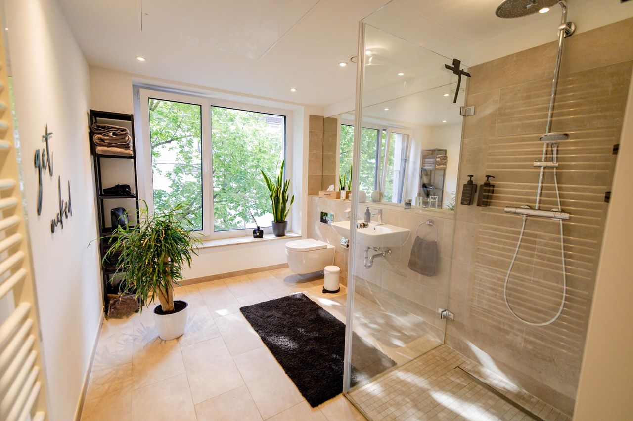 Stylish furnished apartment with stunning view of the Rhine Tower – in the heart of Düsseldorf’s Media Harbour