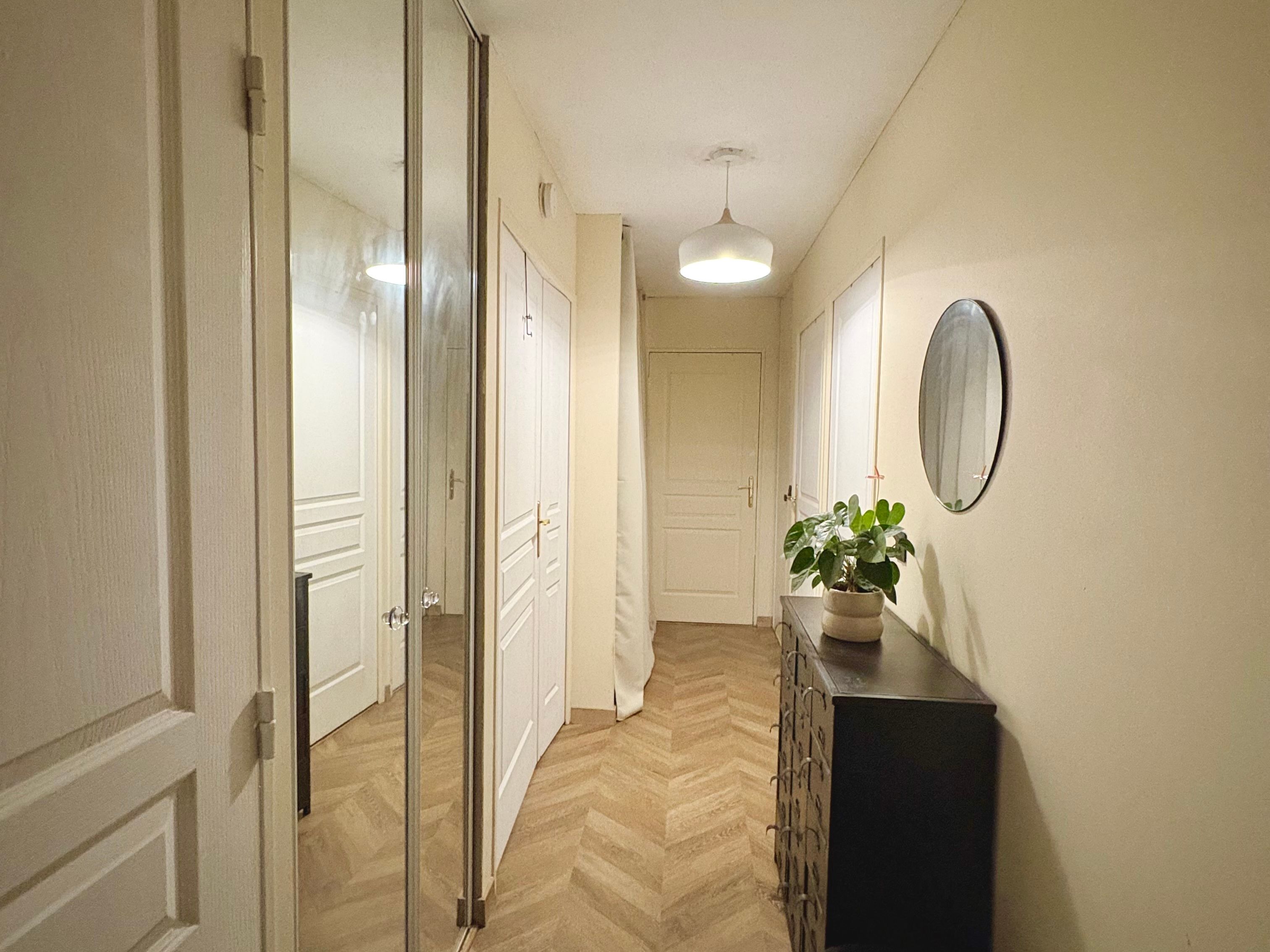Location Appartement traversant au dernier étage avec terrasse et balcon – proximité de L