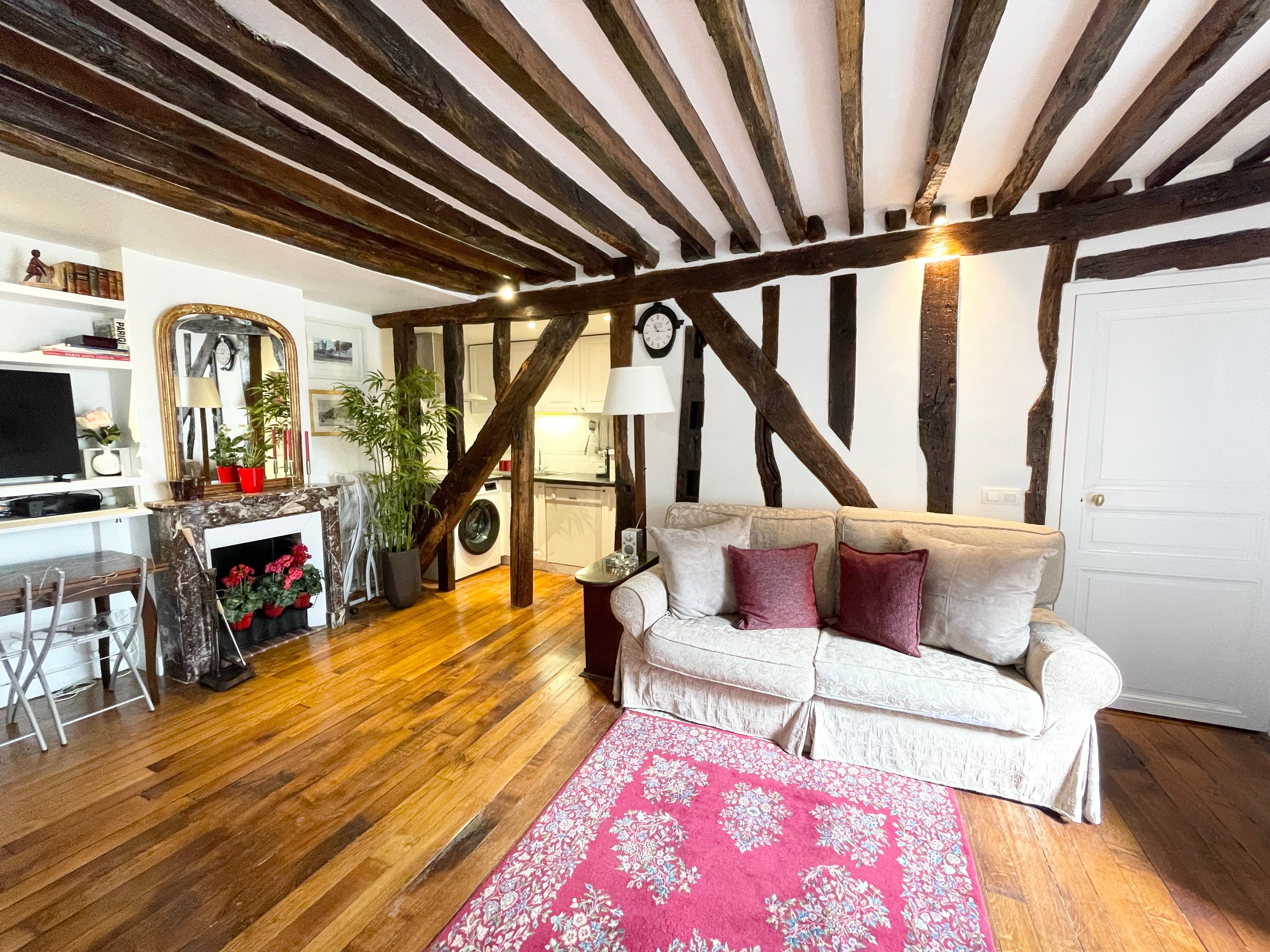 Location Elegant 2-Bedroom Apartment in a Prime Location close to Place des Vosges (loyer