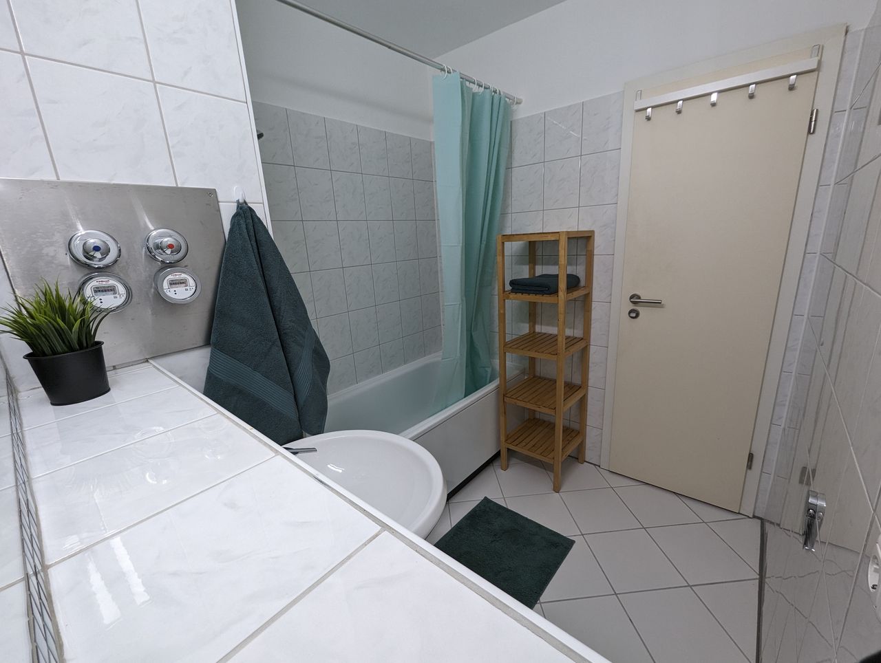 Stylish 25th Floor Flat with Panoramic Views & Prime Ehrenfeld Location