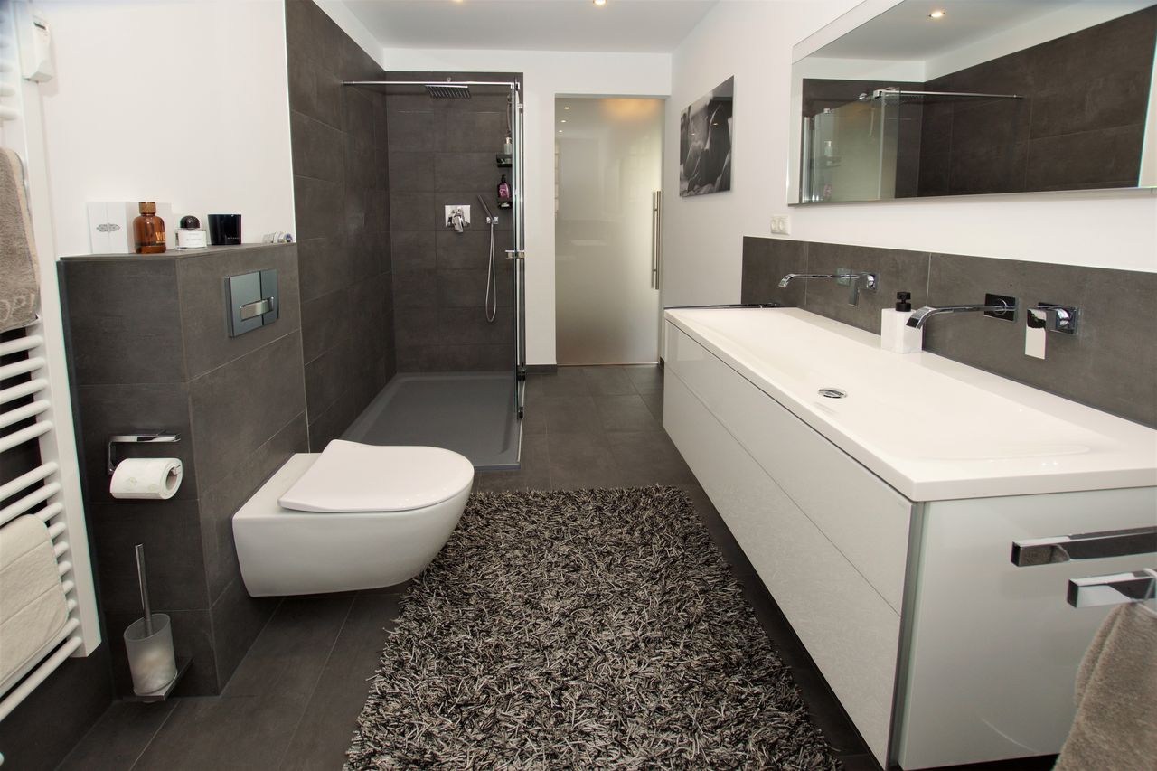 Stylish, fully furnished apartment featuring modern design, high-quality amenities, and a brigt, open layout. (Düsseldorf)