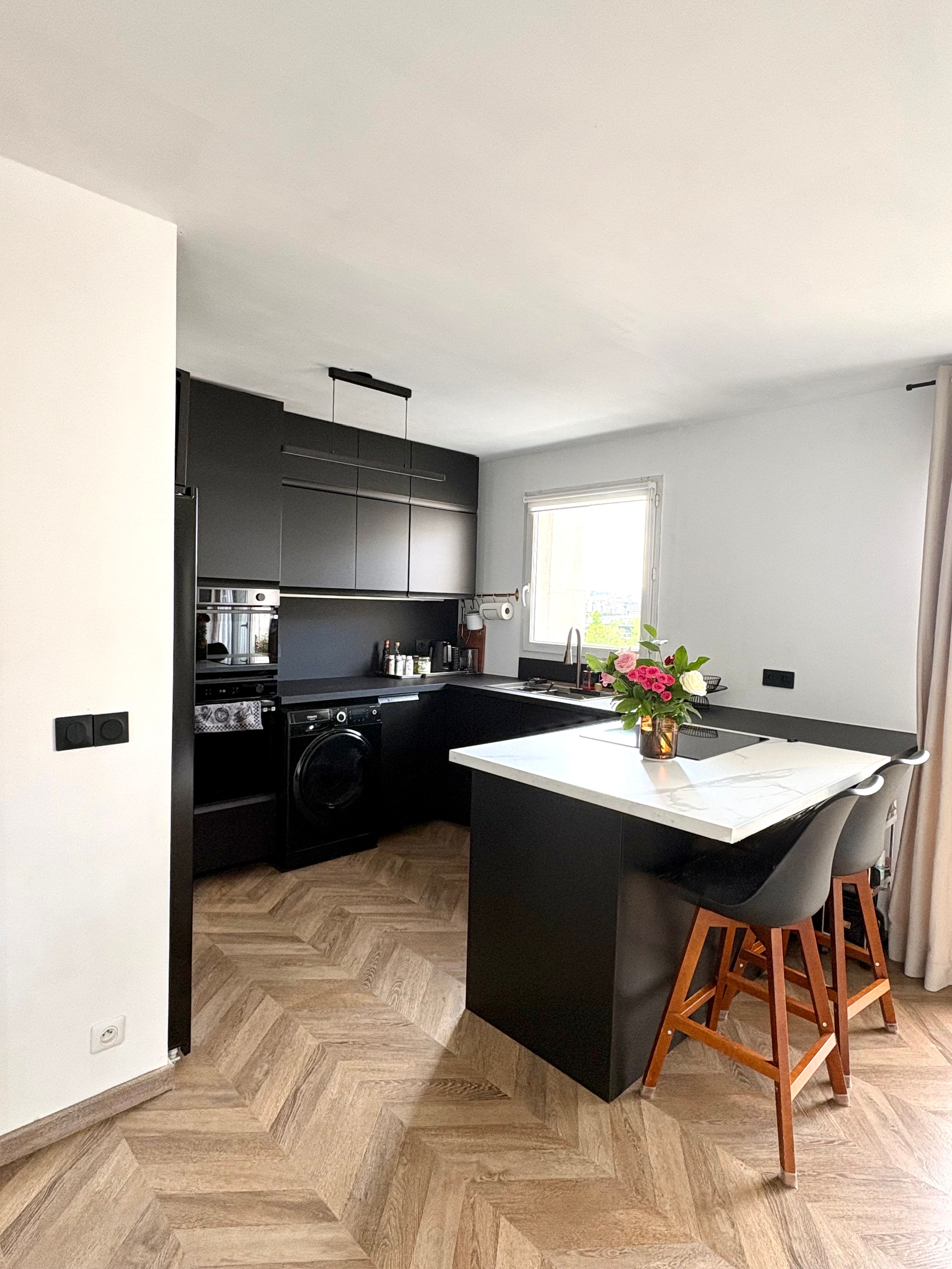 Location Appartement traversant au dernier étage avec terrasse et balcon – proximité de L