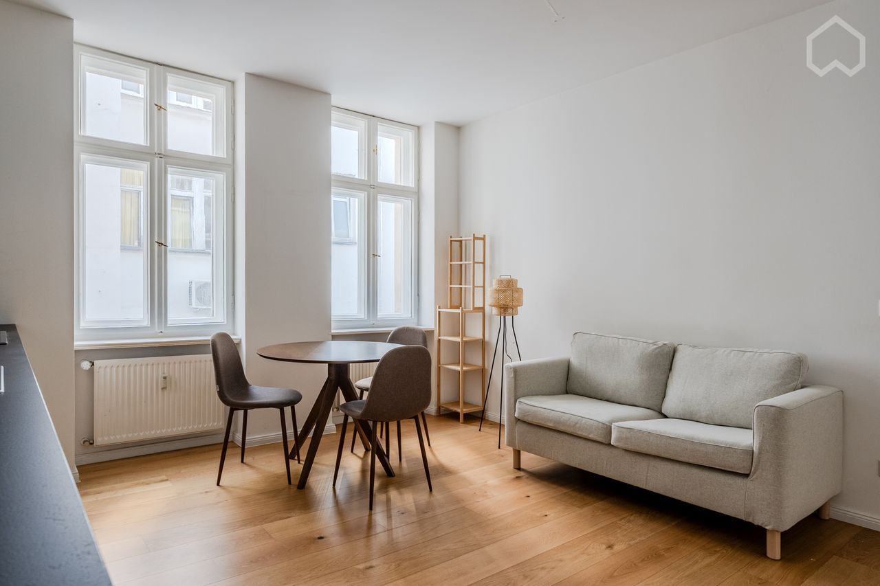 Bright and Peaceful Historic Apartment in the Heart of Berlin: Torstraße / Rosenthaler Platz