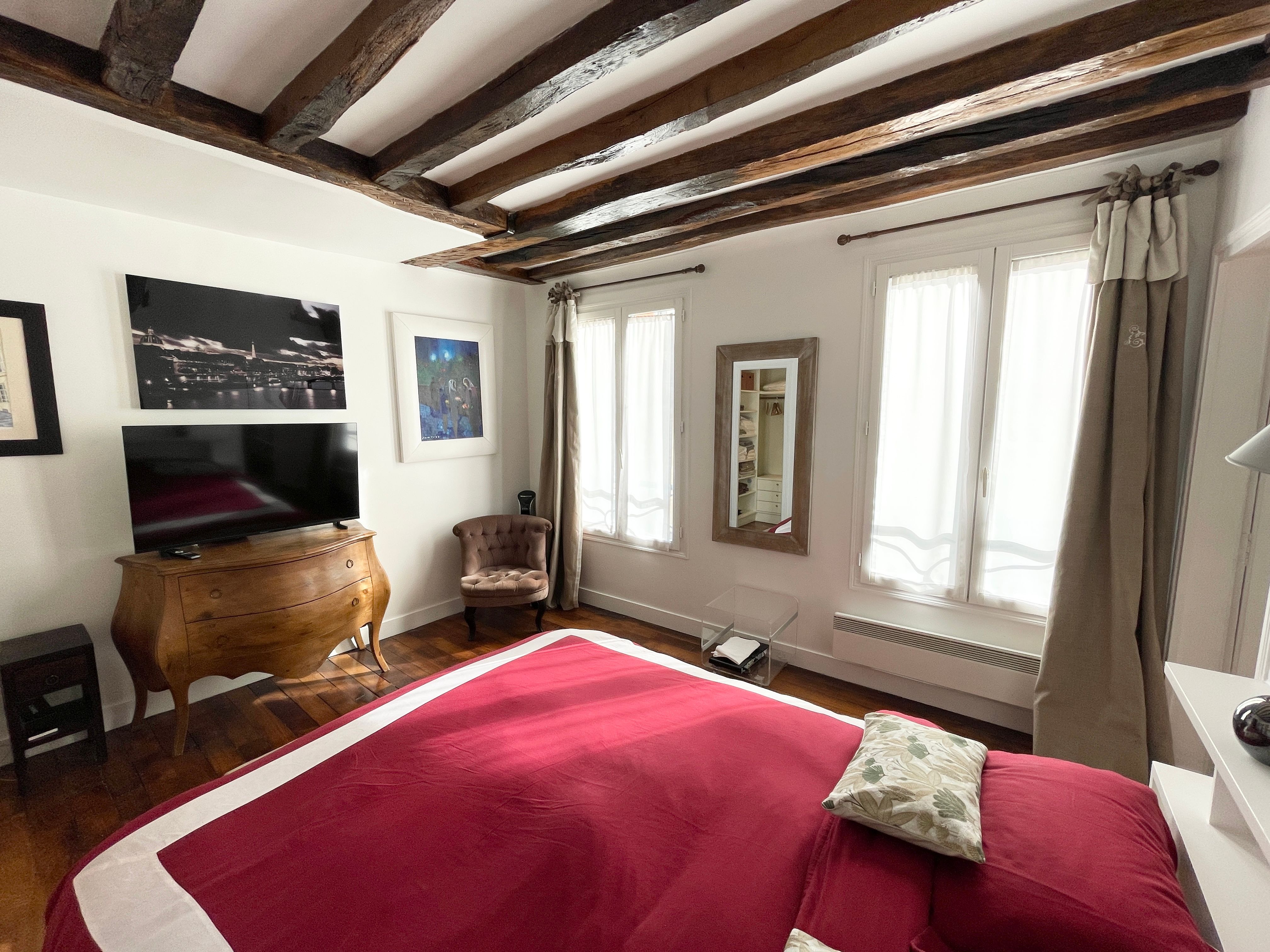 Location Elegant 2-Bedroom Apartment in a Prime Location close to Place des Vosges (loyer