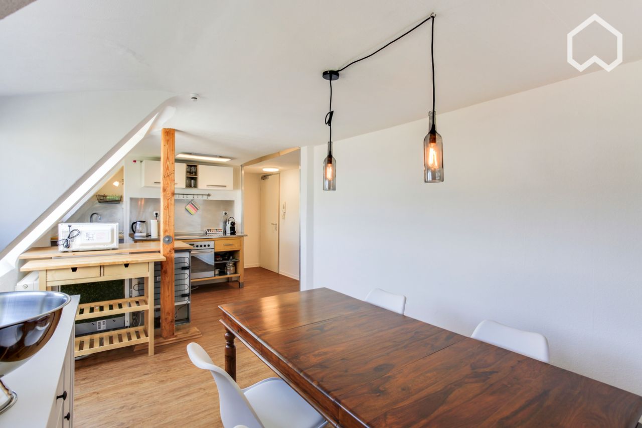 Stylish and pretty apartment with roof terrace, located in Sülz Cologne's favorite district. Digitally equipped.