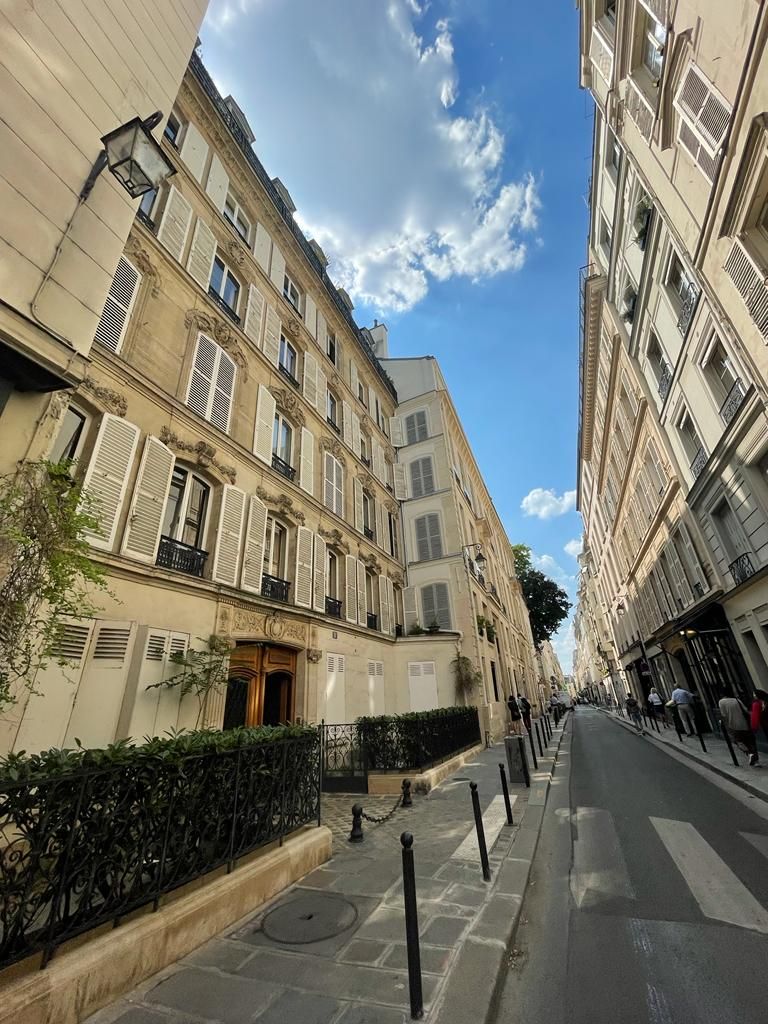 Location Appartement Élégant sur l’Iconique Rue de Verneuil, Paris 7 (loyer tout inclus)