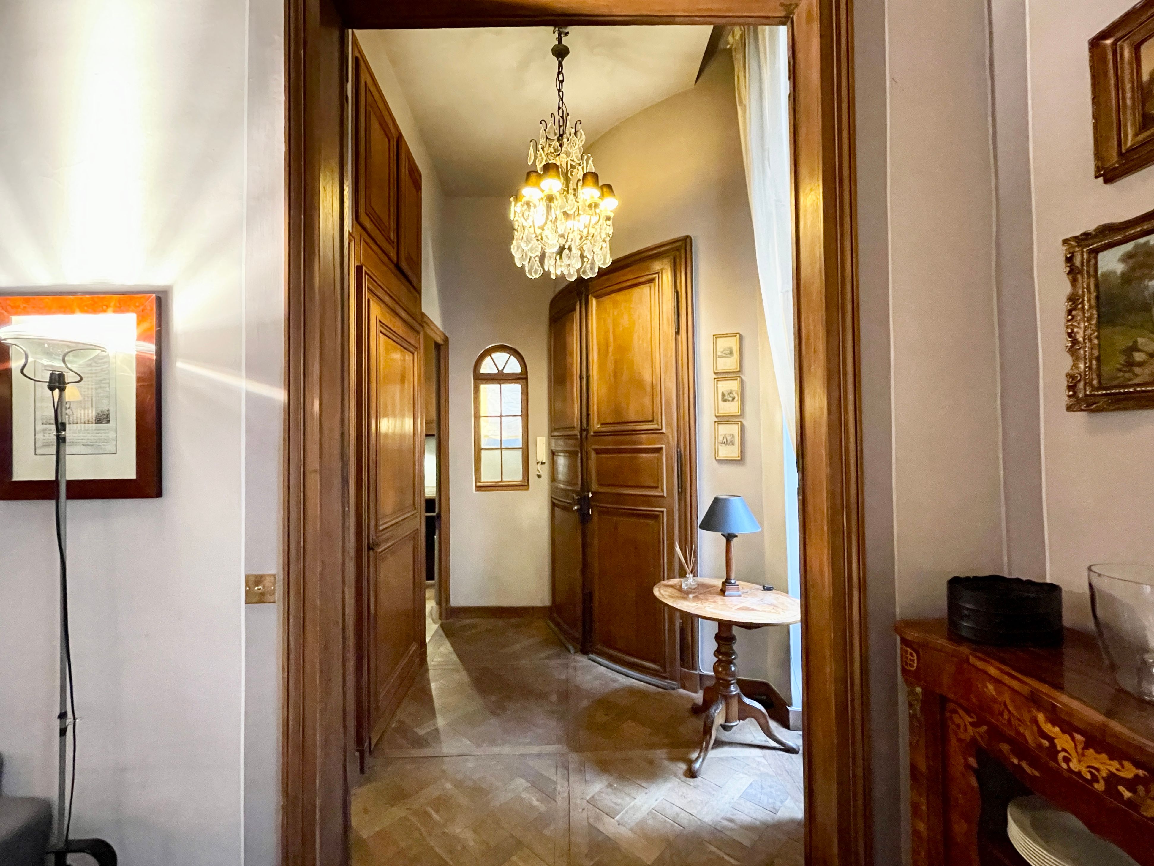Location Prestigious Apartment in a Historic Building on the Famous Île Saint-Louis (loye
