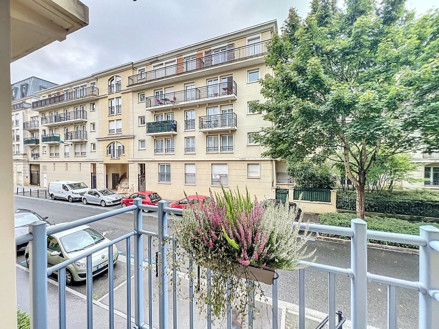 Location New renovated apartment just 1 min from train station RER Val D’Europe , free pa