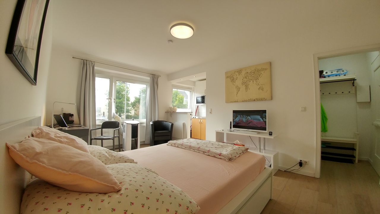 Lovely studio apartment in Köln, facing the park
