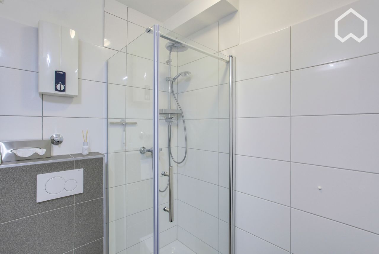 Bright, modern Apartment 15 mins from Cologne centre by train (car park optional)