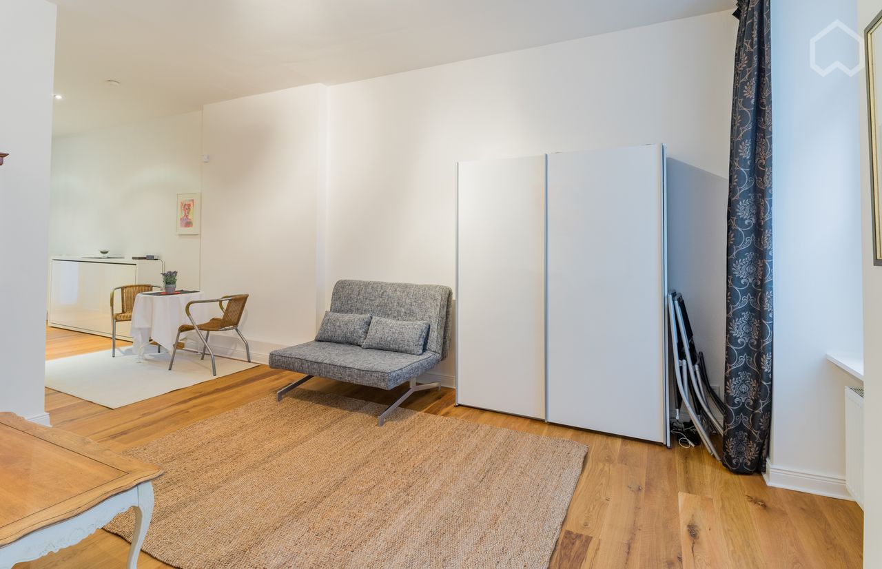 Lovely flat in Mitte (near Berlin Wall Memorial)