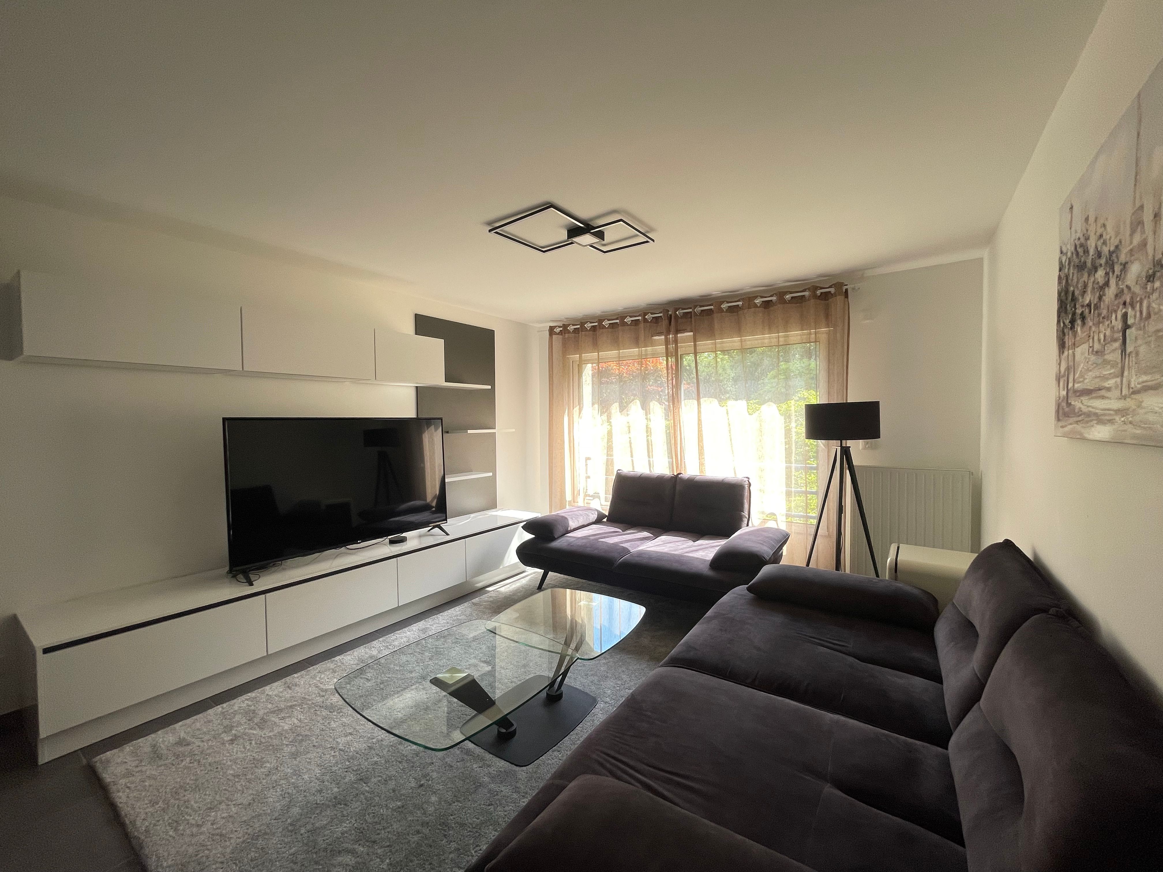 Spacieux appartement meublé de 3 chambres avec terrasse, jardin privé et 2 places de parking (loyer tout inclus) Gex
