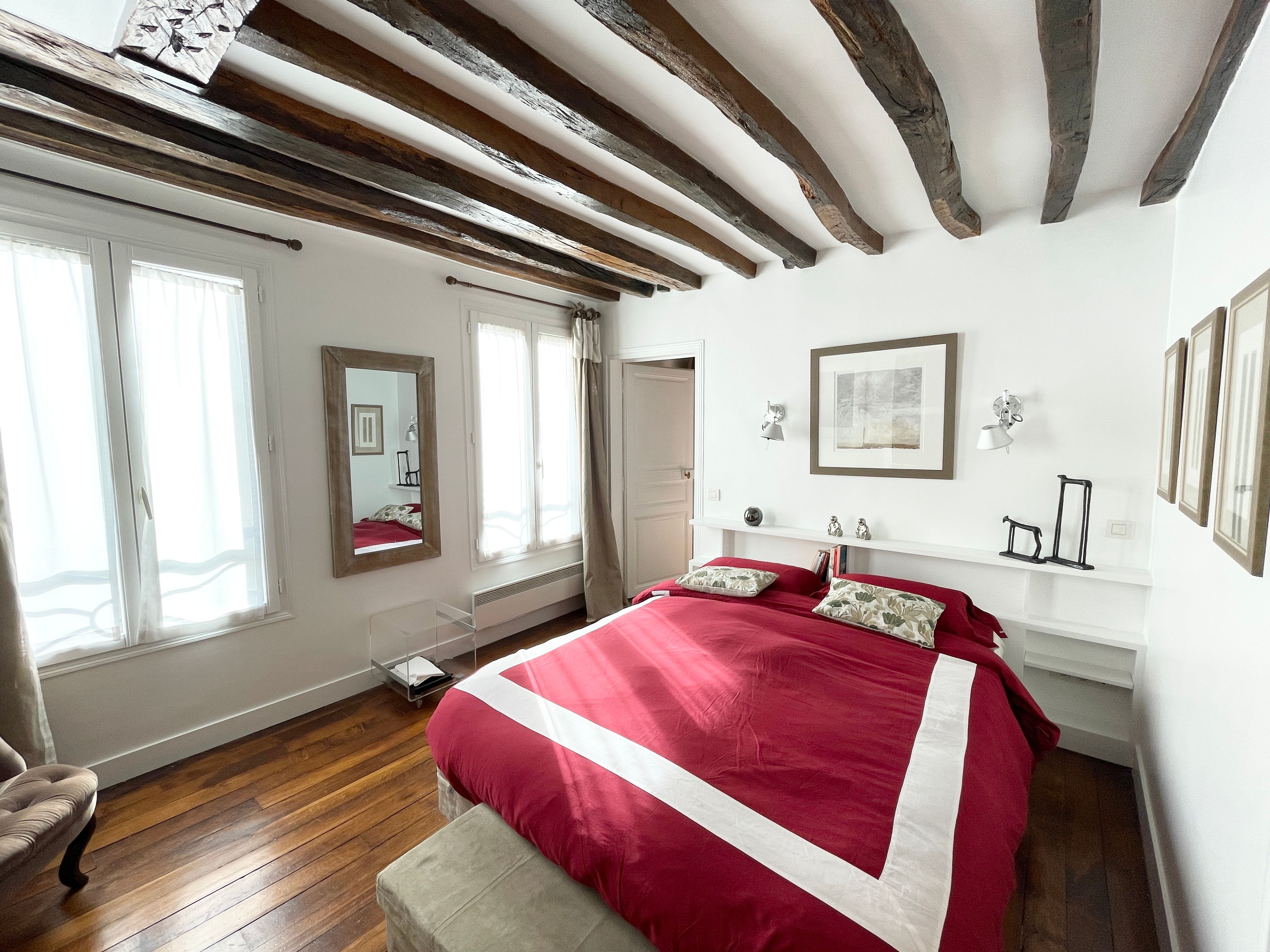Location Elegant 2-Bedroom Apartment in a Prime Location close to Place des Vosges (loyer