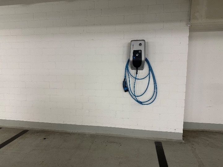 Fully furnished 3-room apartment with fitted kitchen, terrace, underground parking space, and electric charging station—ideal for families!