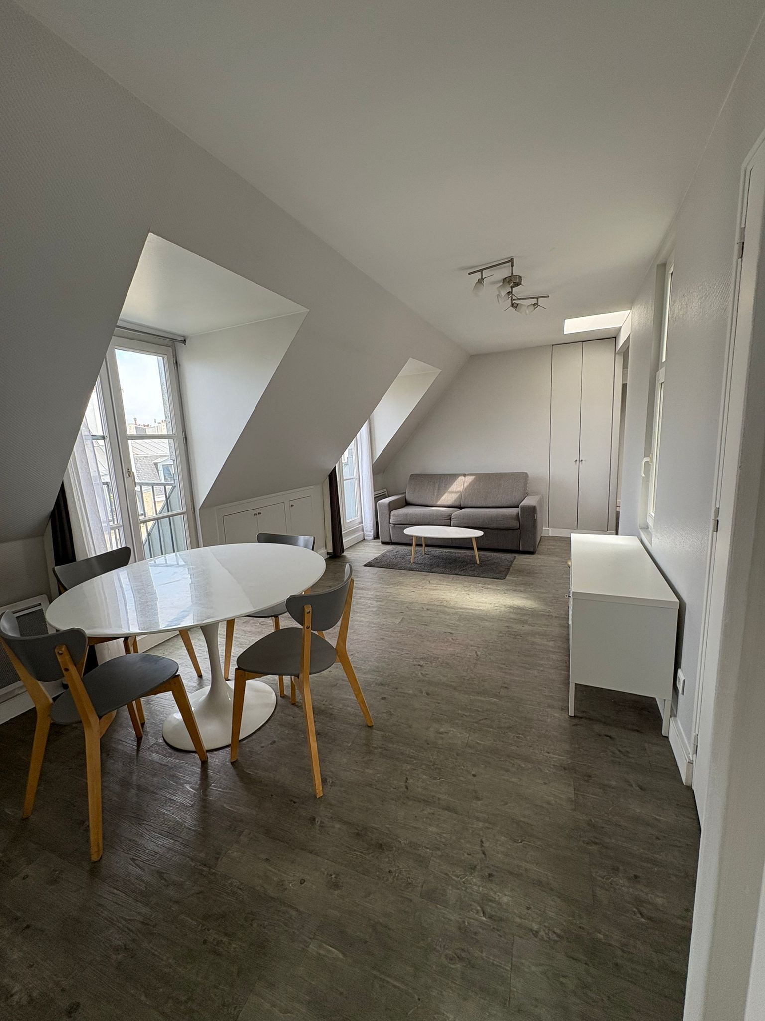 Au coeur de Paris – Vue Panoramique & Balcons – 6e étage (loyer tout inclus) Paris