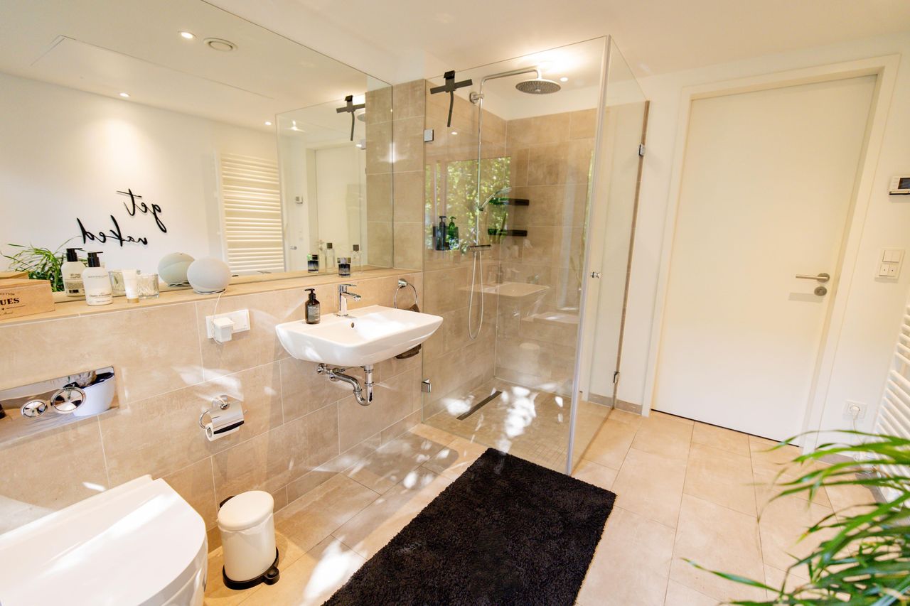 Stylish furnished apartment with stunning view of the Rhine Tower – in the heart of Düsseldorf’s Media Harbour